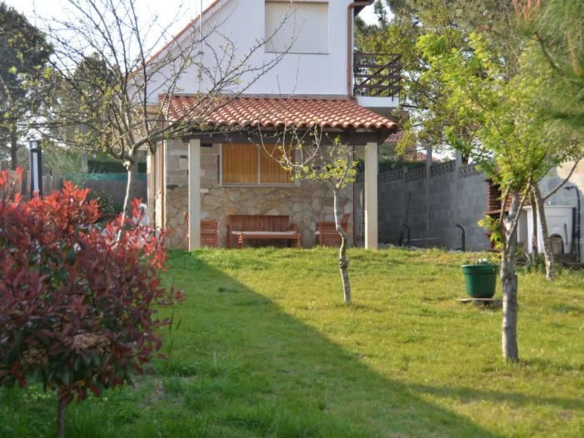 Sehr helle Villa in Strandnähe mit großem Garten und überdachter Terrasse - Draußen