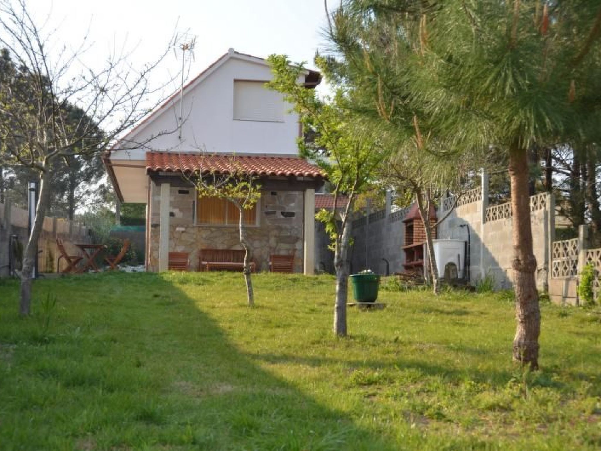 Sehr helle Villa in Strandnähe mit großem Garten und überdachter Terrasse - Draußen
