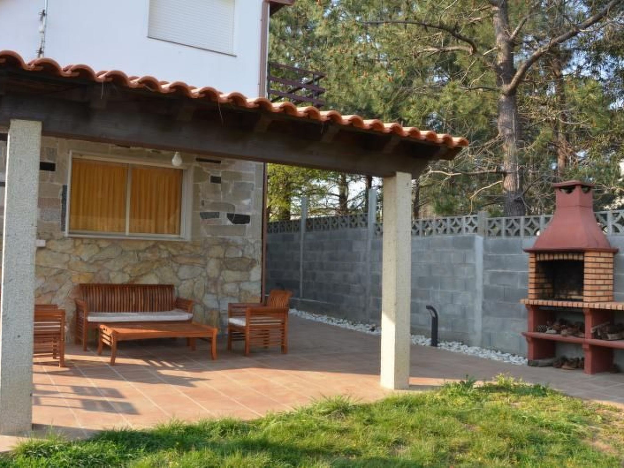 Sehr helle Villa in Strandnähe mit großem Garten und überdachter Terrasse - Draußen