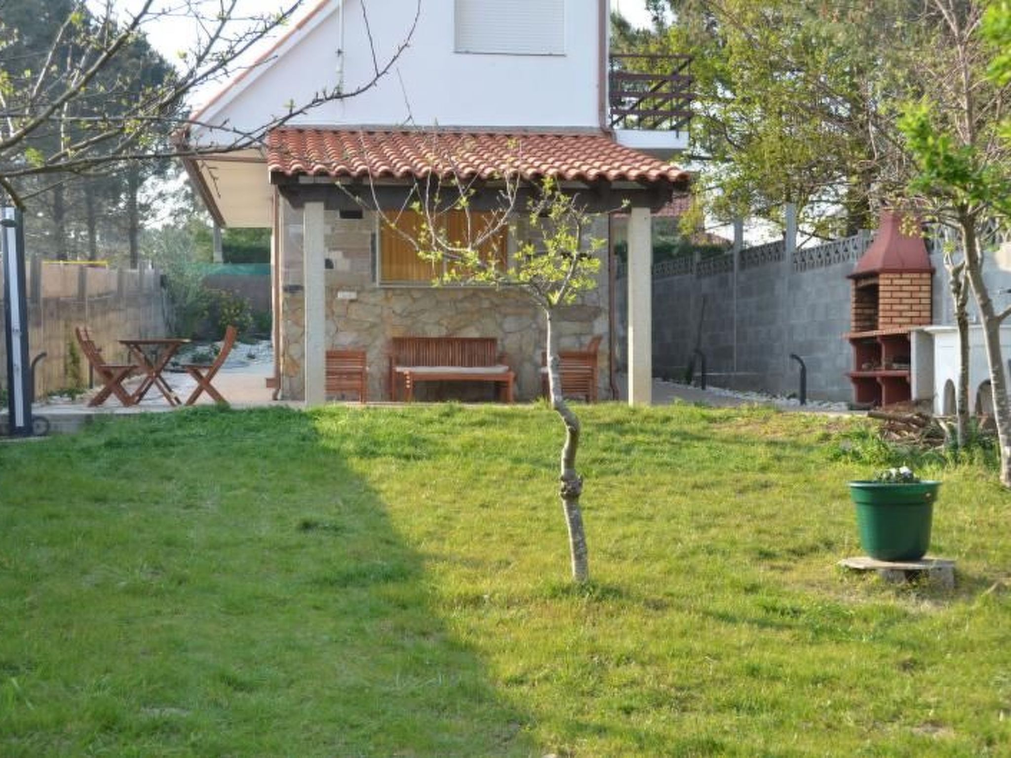 Sehr helle Villa in Strandnähe mit großem Garten und überdachter Terrasse - Draußen