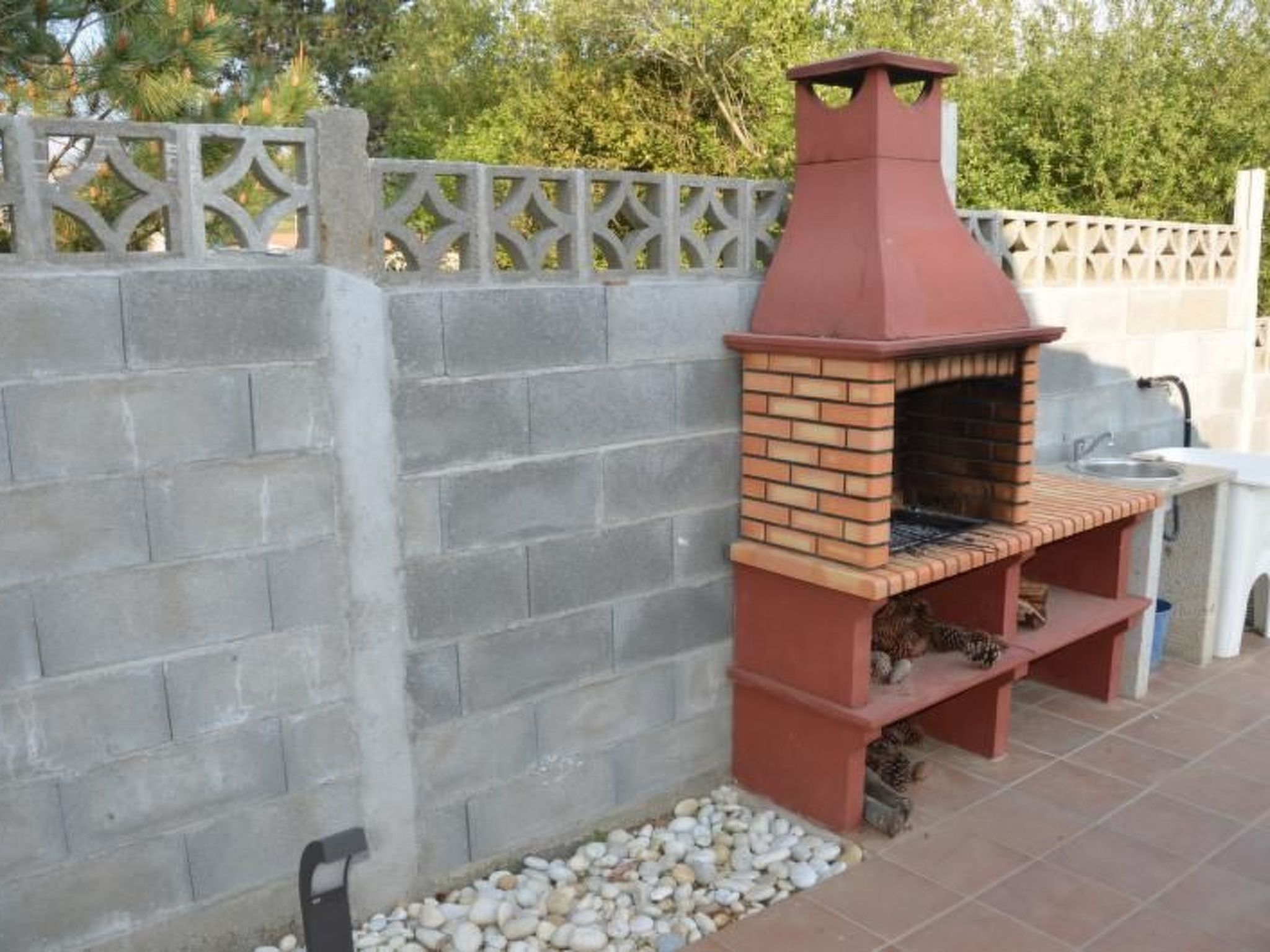 Sehr helle Villa in Strandnähe mit großem Garten und überdachter Terrasse - Draußen