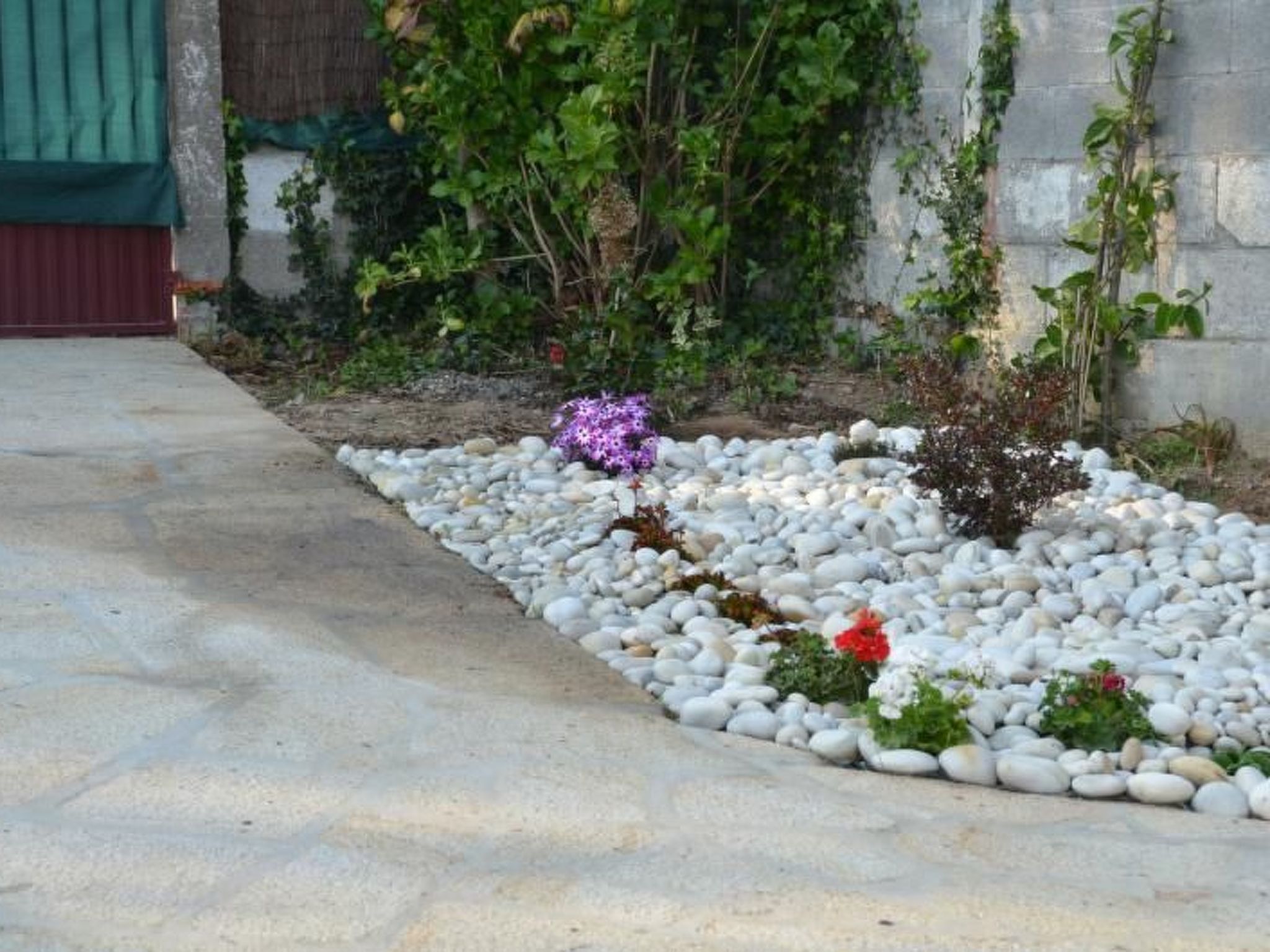 Sehr helle Villa in Strandnähe mit großem Garten und überdachter Terrasse - Draußen