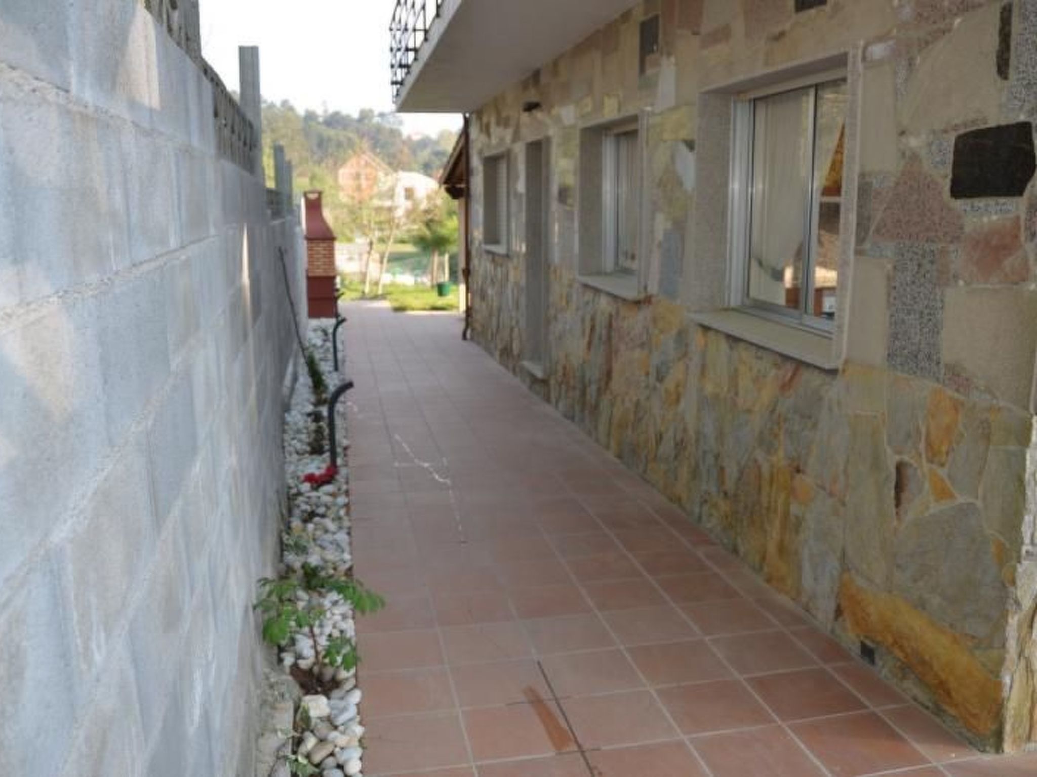 Sehr helle Villa in Strandnähe mit großem Garten und überdachter Terrasse - Draußen