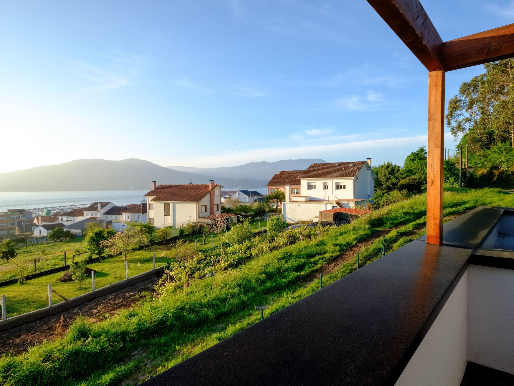 in Outes mit Sonniger Terrasse und Meerblick