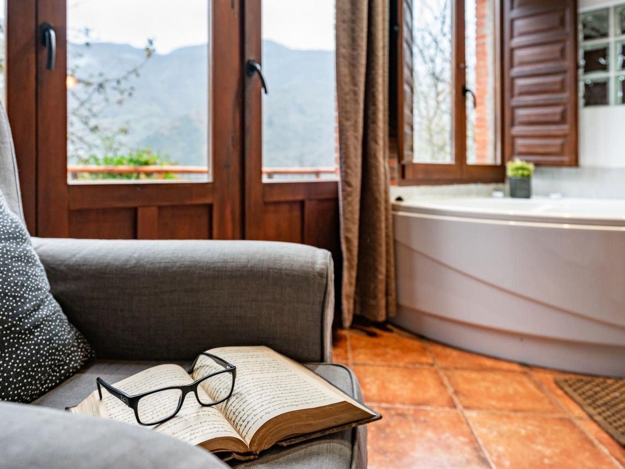 Jacuzzi, Kamin, Grill und spektakuläre Aussicht-Binnen