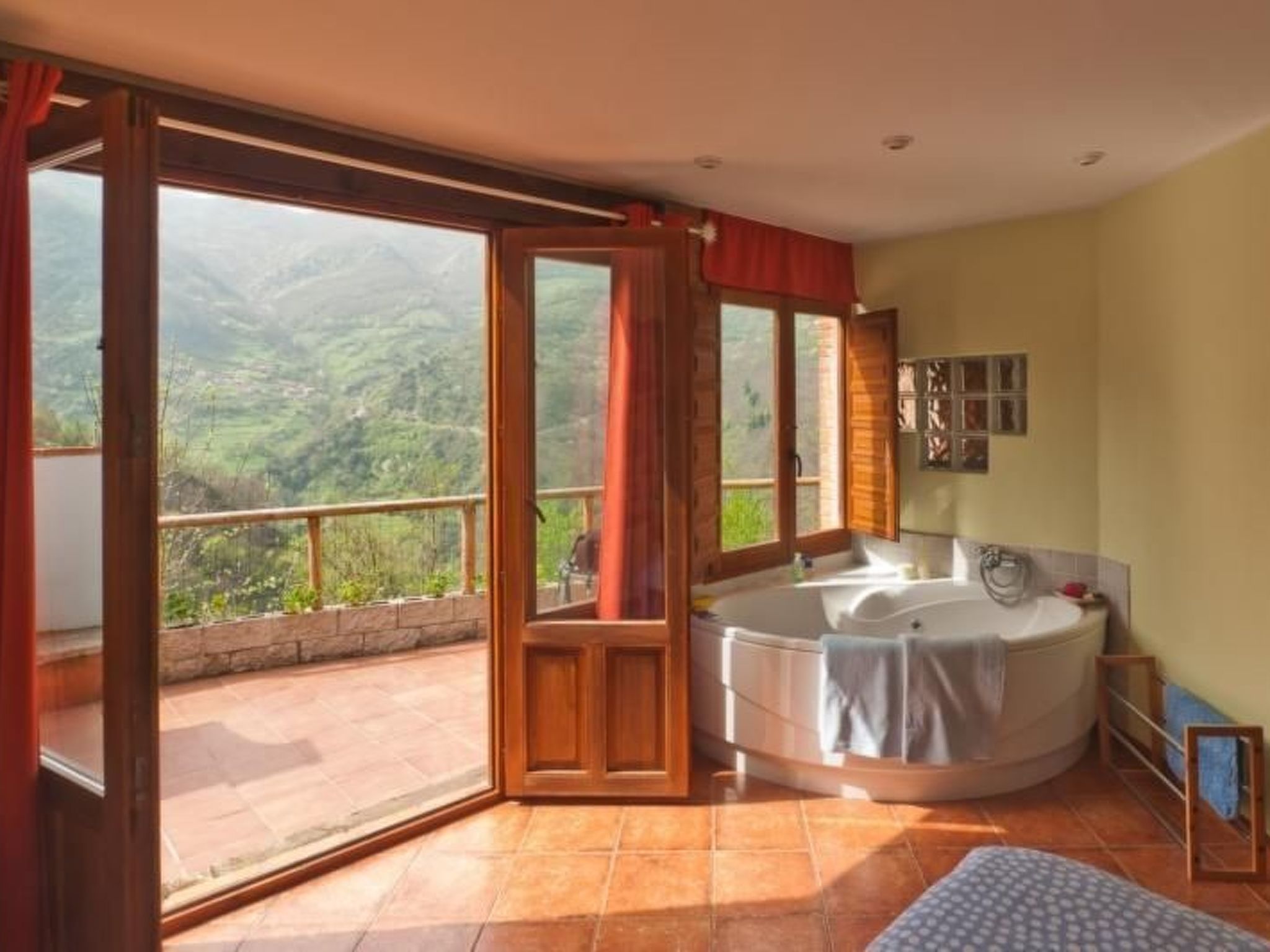 Jacuzzi, Kamin, Grill und spektakuläre Aussicht-Binnen