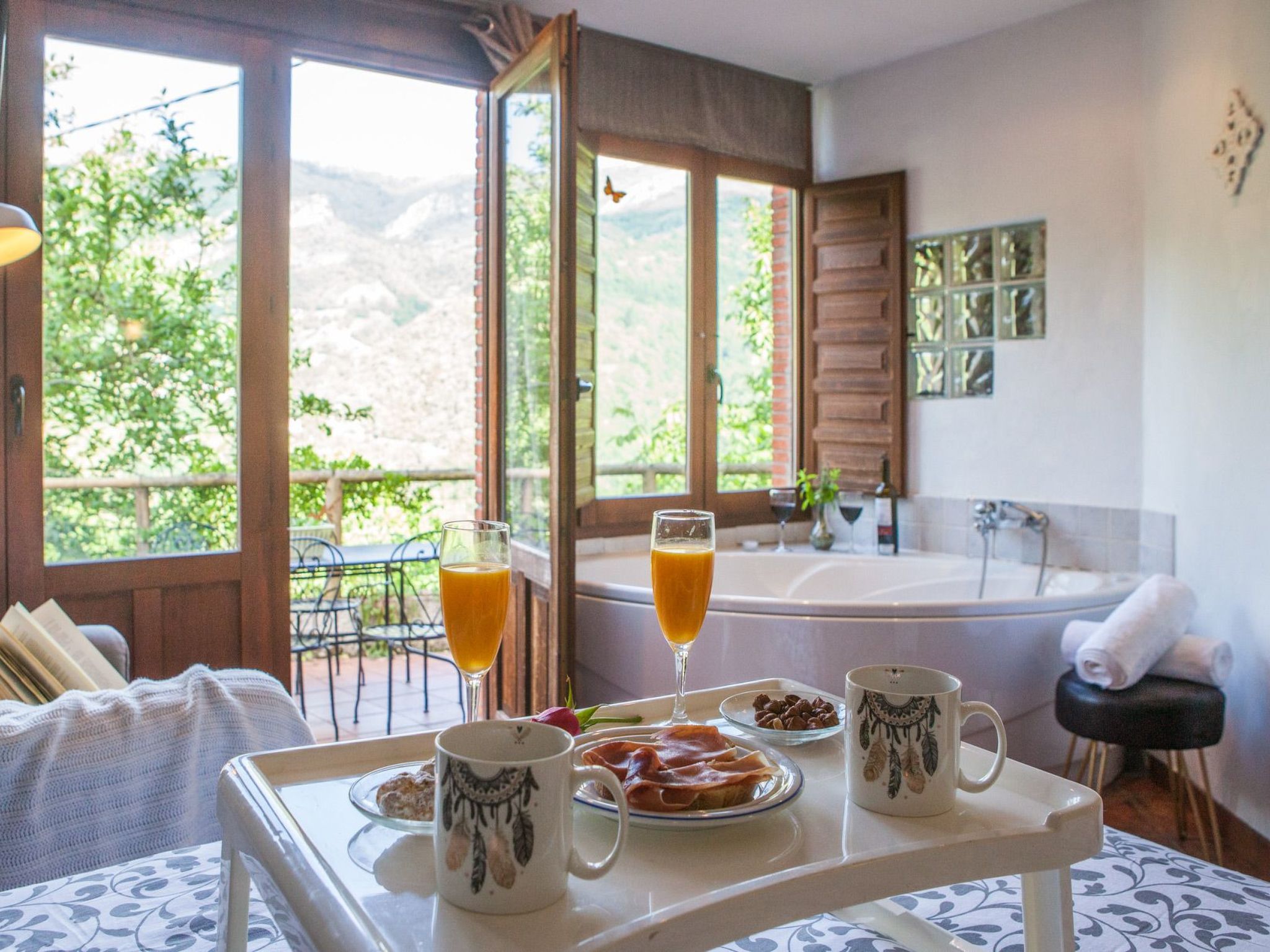 Jacuzzi, Kamin, Grill und spektakuläre Aussicht-Binnen