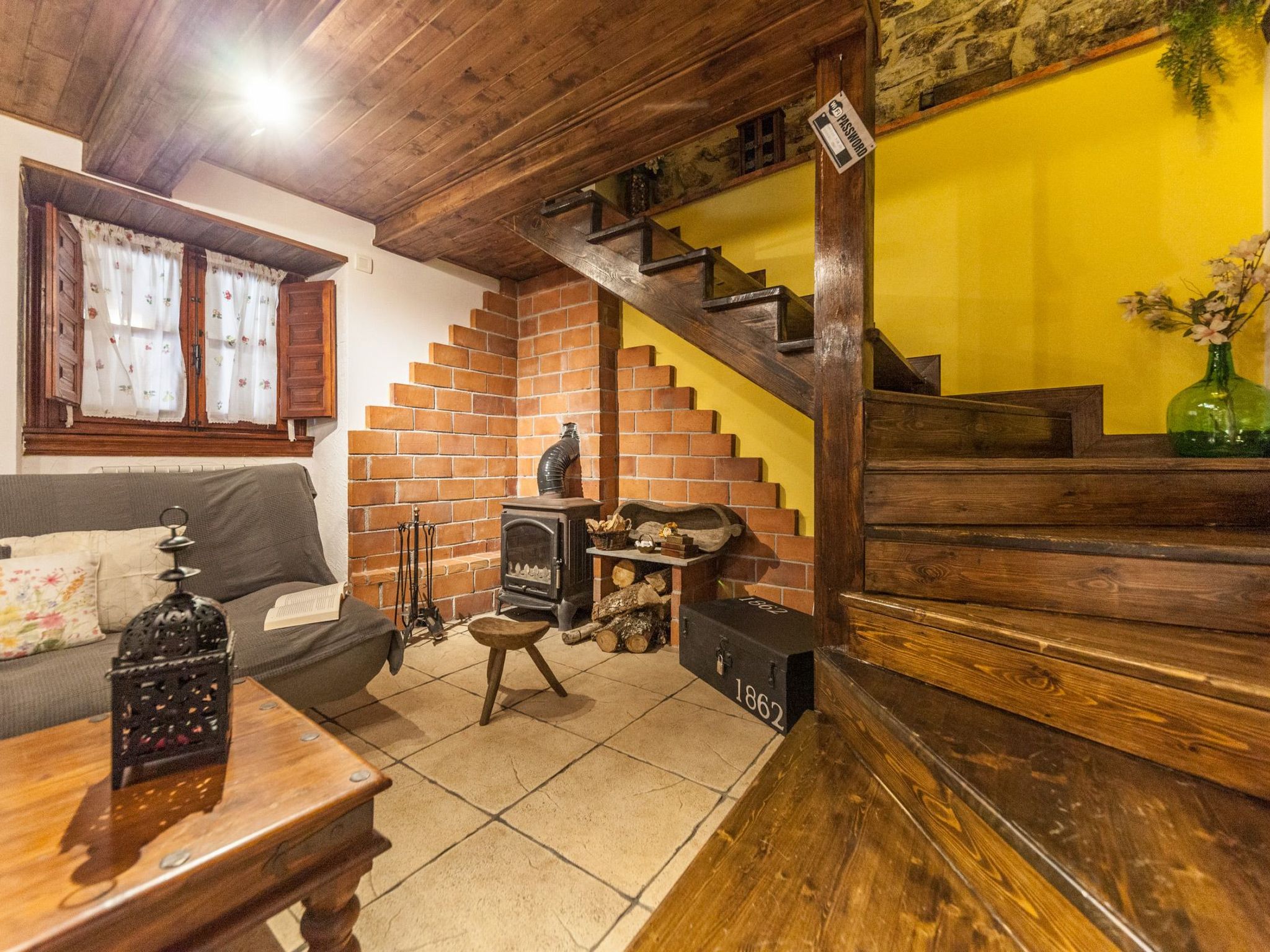 Berghütte mit Terrasse, Kamin und Jacuzzi-Binnen