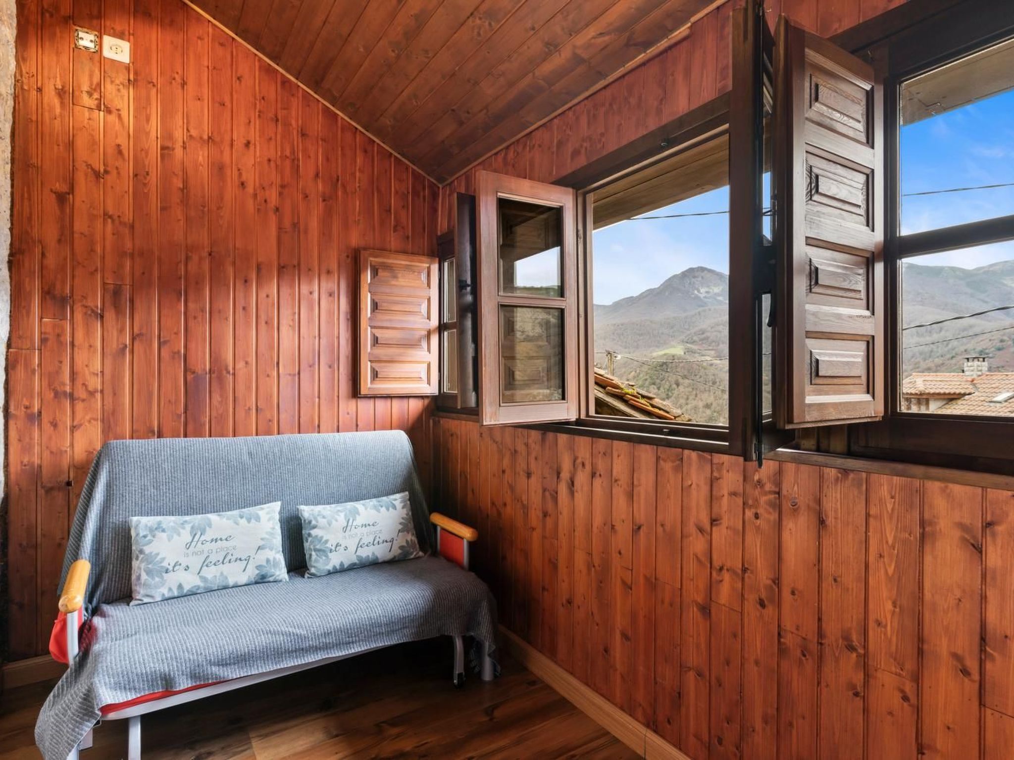 Berghütte mit Terrasse, Kamin und Jacuzzi-Binnen