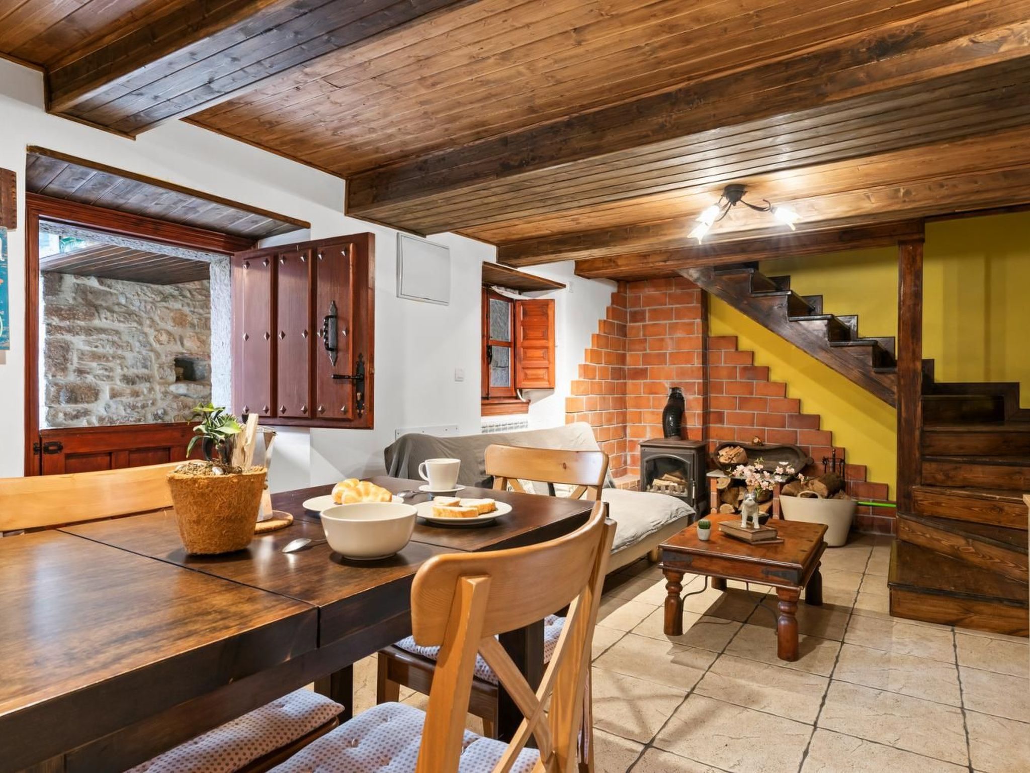 Berghütte mit Terrasse, Kamin und Jacuzzi-Binnen