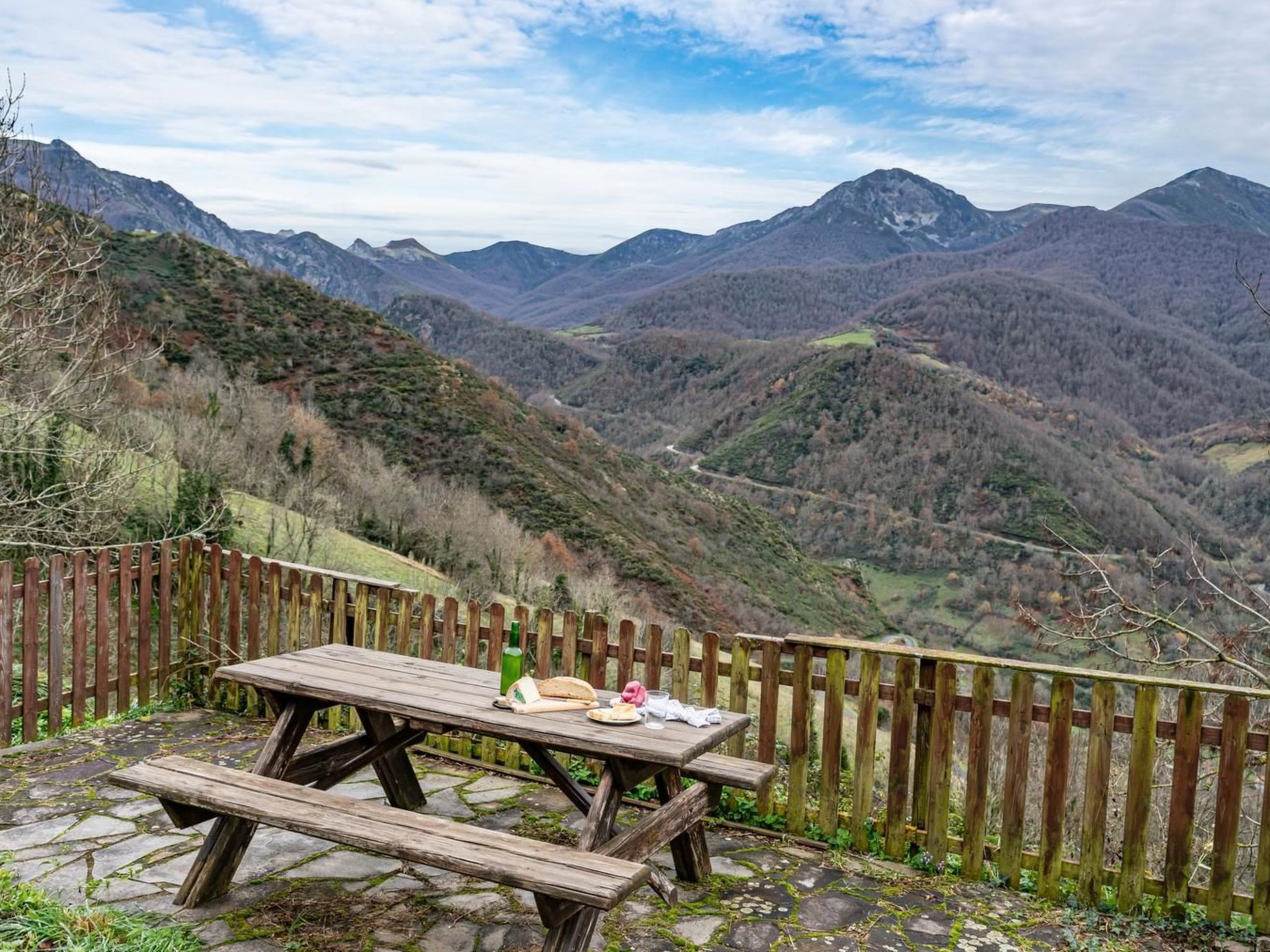 Berghütte mit Terrasse, Kamin und Jacuzzi-Binnen