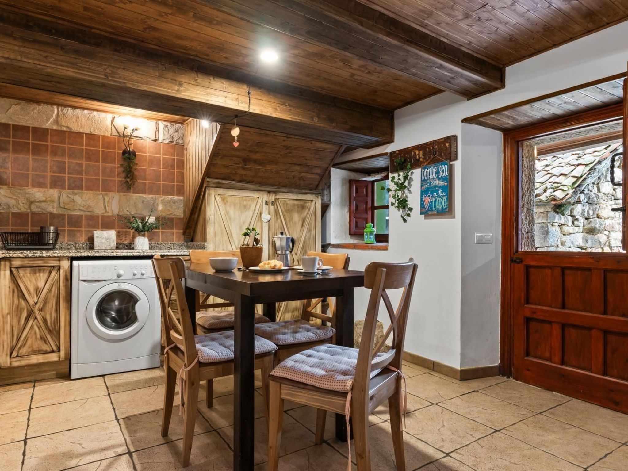 Berghütte mit Terrasse, Kamin und Jacuzzi-Binnen