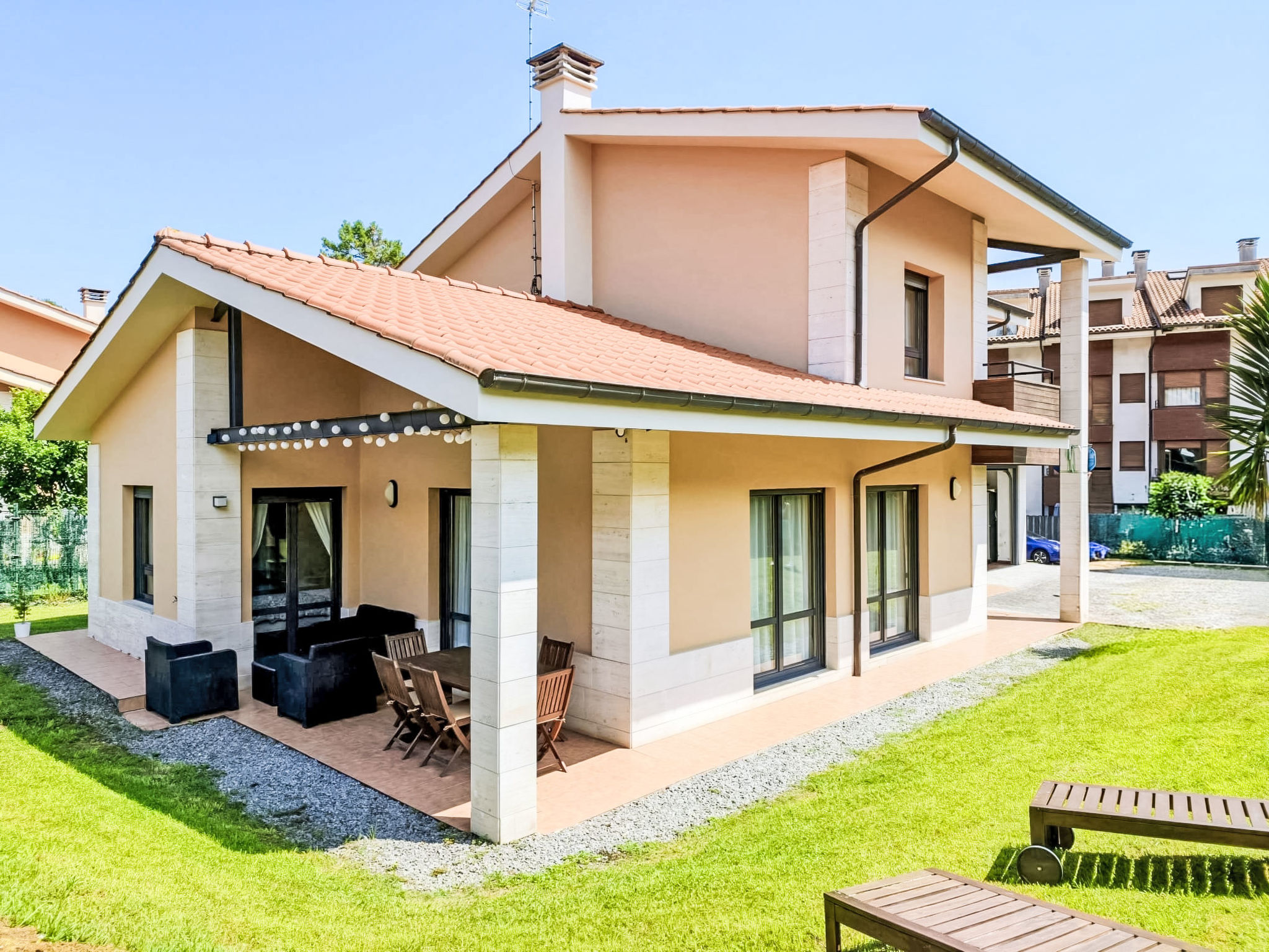 5-Zimmer-Haus 210 m2. Wohnzimmer mit TV. 1 Zimmer mit 1 Doppelbett. Offene Küche (Backofen, Geschirrspüler, 4 Glaskeramikplatten, Toaster, Wasserkocher, Mikrowelle, Tiefkühler, elektrische Kaffeema..