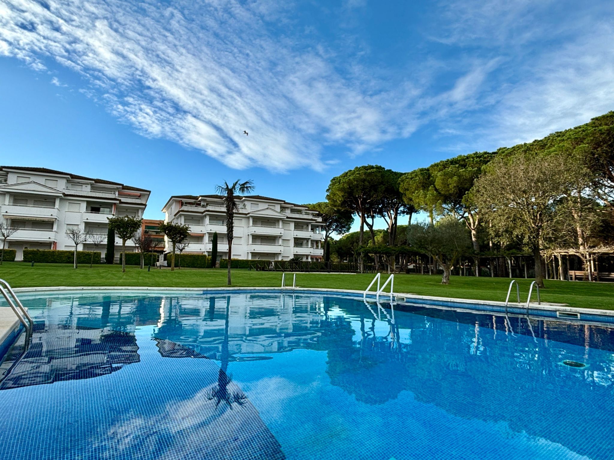 Moderne Ferienwohnung mit Pool und Garten