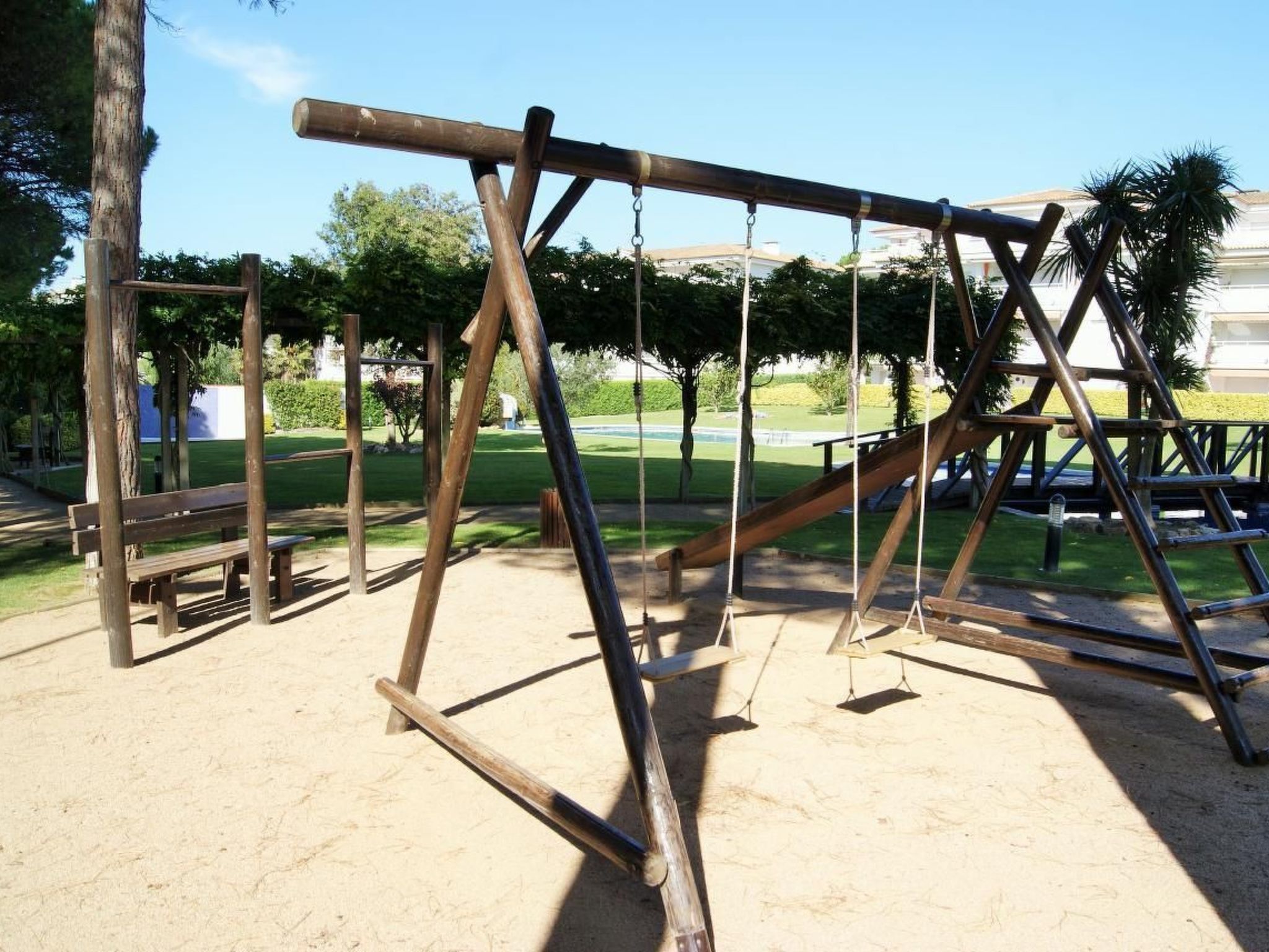 Moderne Ferienwohnung mit Pool und Garten