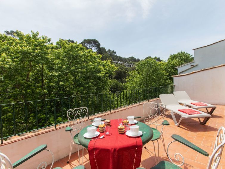 "S'Esquirols Nº7", appartement 3-kamers 90 m2. Zeer eenvoudig en rustiek ingericht: woon-/eetkamer met open haard (alleen decoratie), eettafel, Digitale TV en Flatscreen TV. Uitgang naar het terras. ..