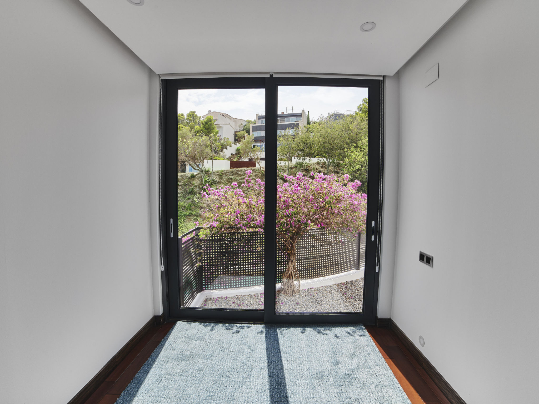 Photo of WELCS VILLA MODERNA 097 EMP con piscina