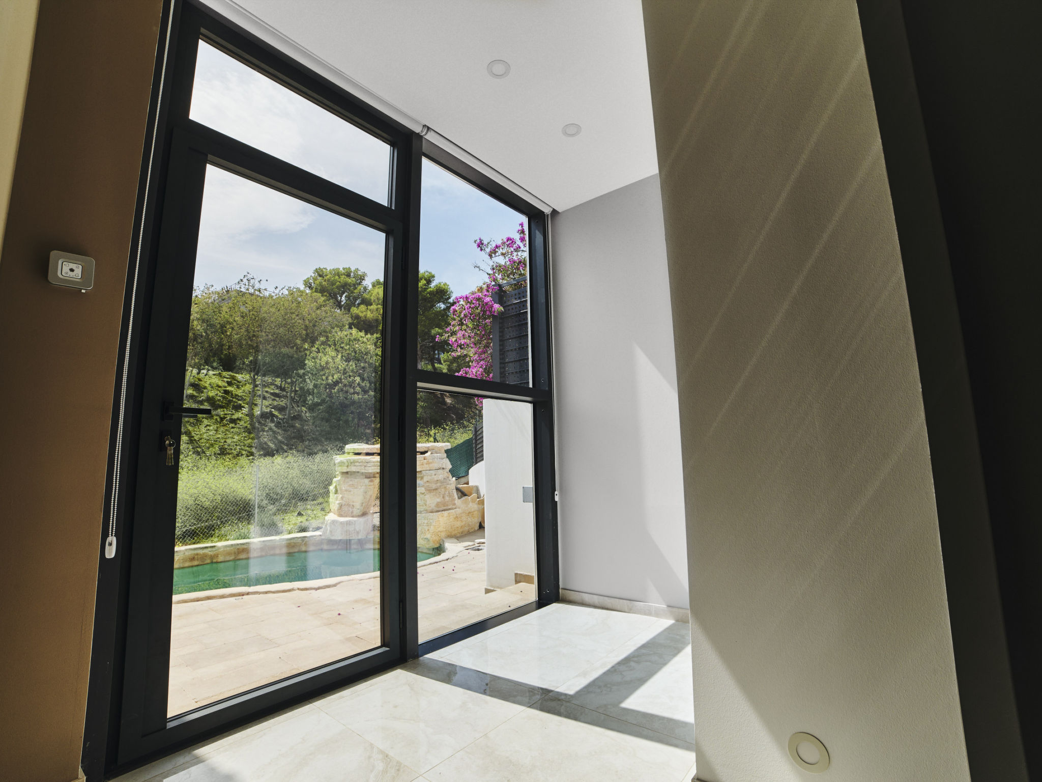 Photo of WELCS VILLA MODERNA 097 EMP con piscina