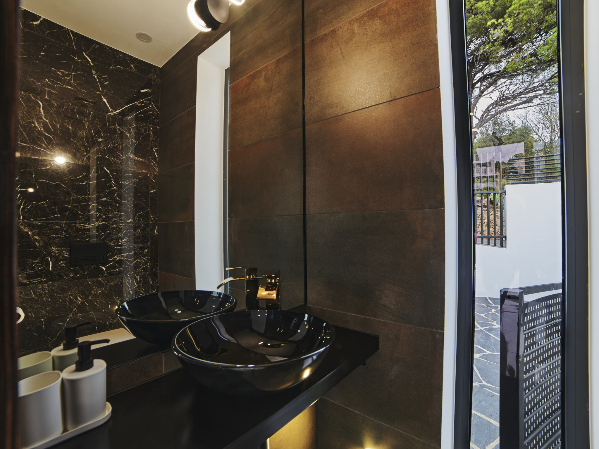 Photo of WELCS VILLA MODERNA 097 EMP con piscina