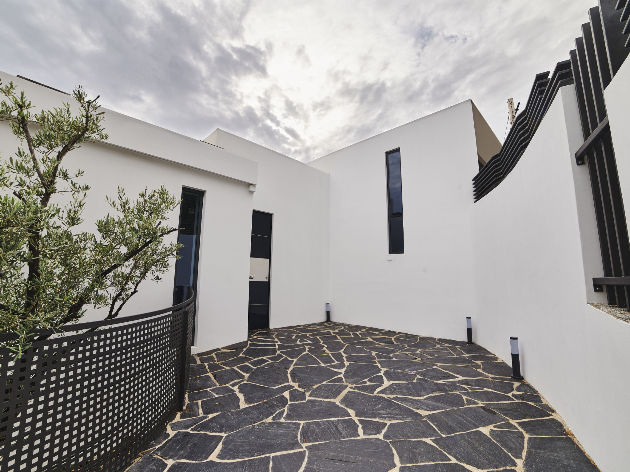 Photo of WELCS VILLA MODERNA 097 EMP con piscina