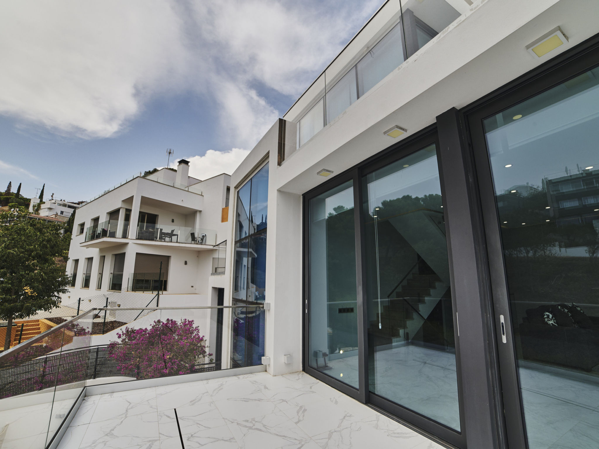 Photo of WELCS VILLA MODERNA 097 EMP con piscina