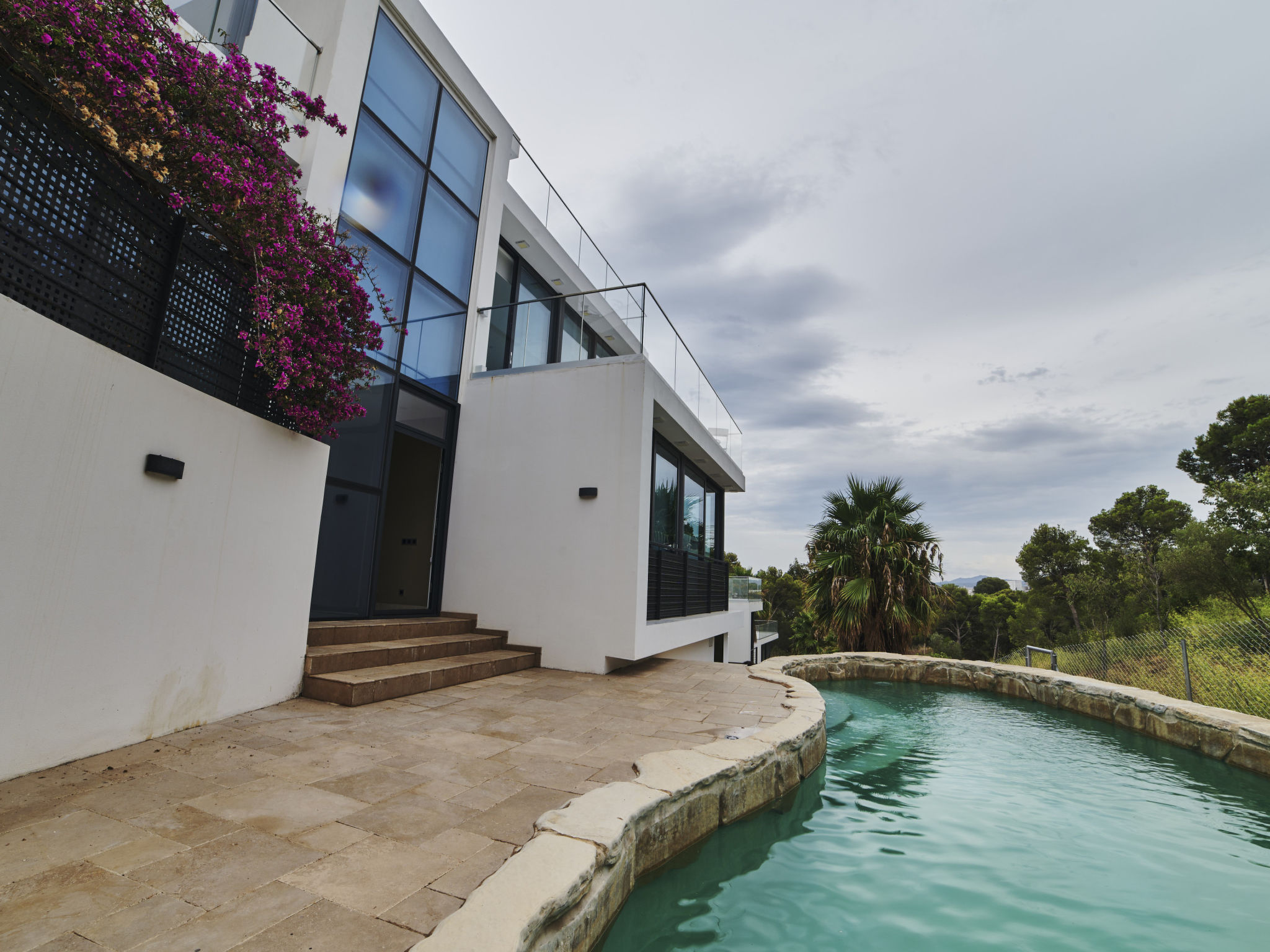 Photo of WELCS VILLA MODERNA 097 EMP con piscina