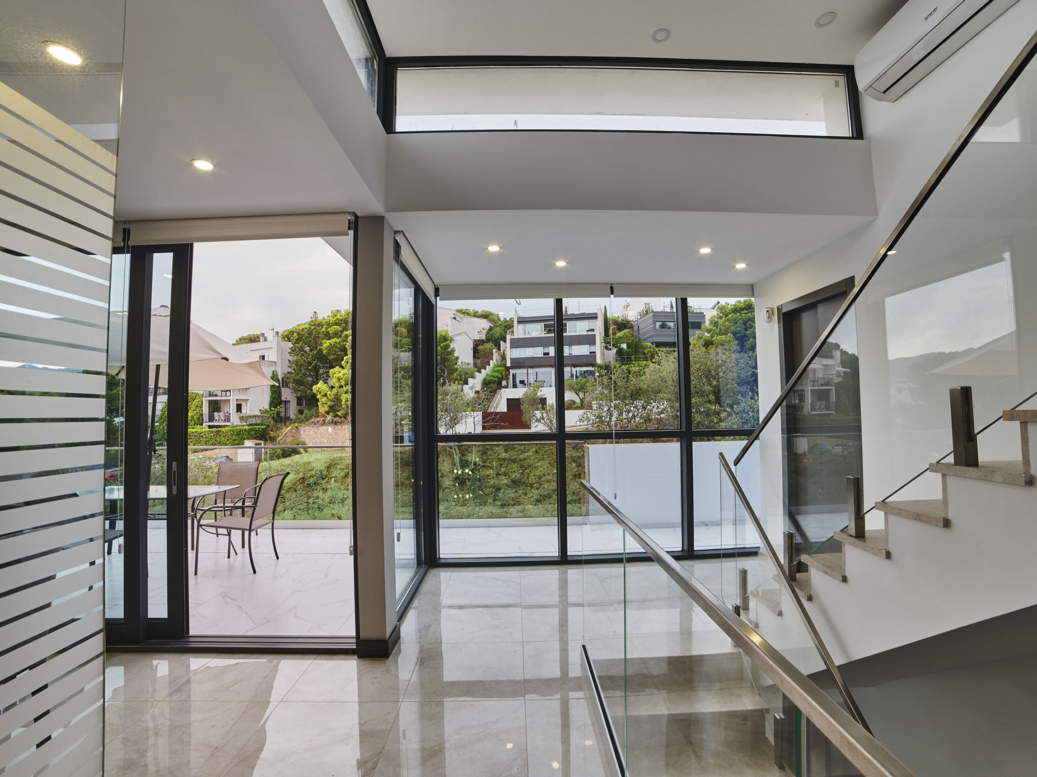 Photo of WELCS VILLA MODERNA 097 EMP con piscina