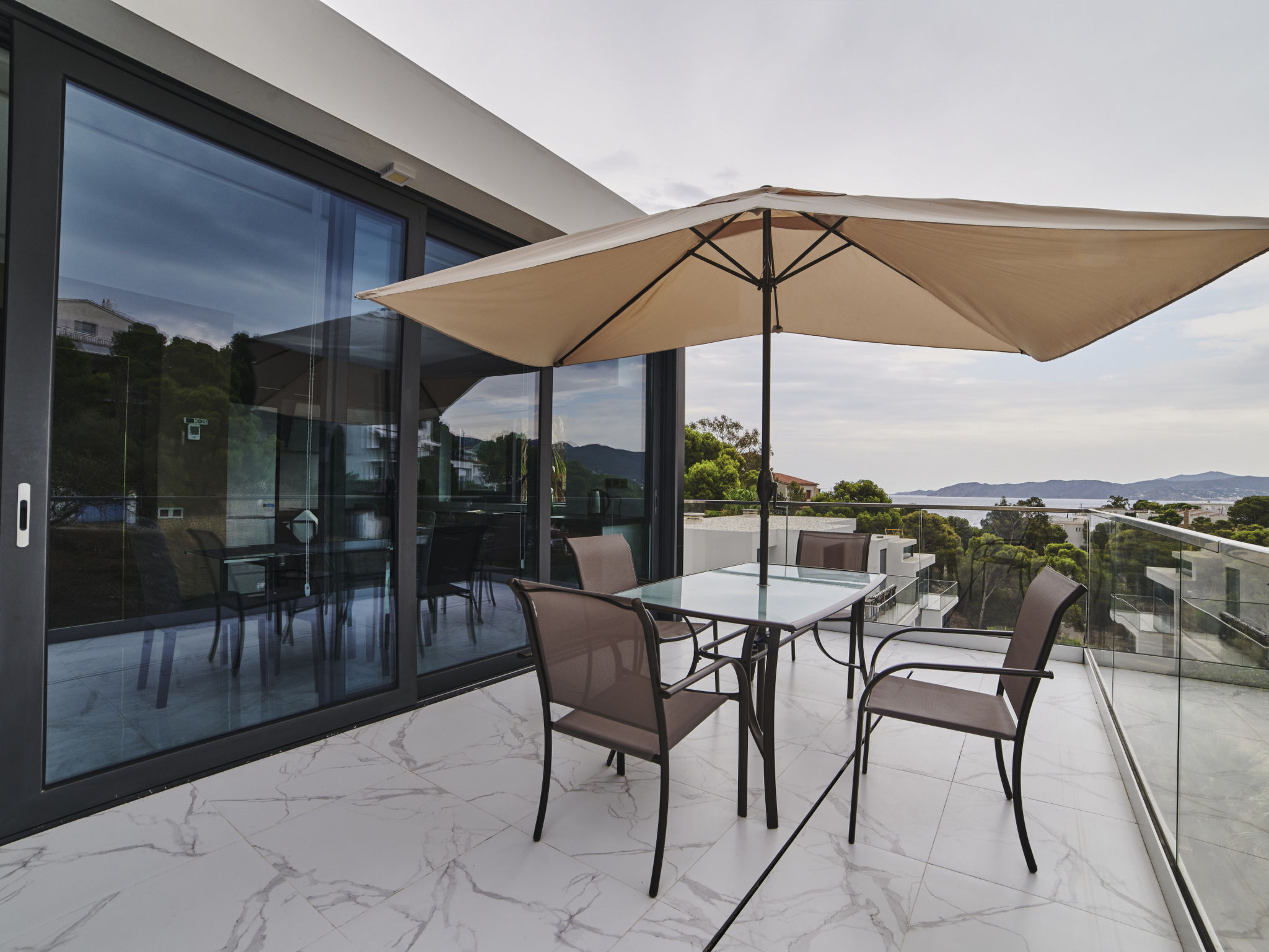 Photo of WELCS VILLA MODERNA 097 EMP con piscina