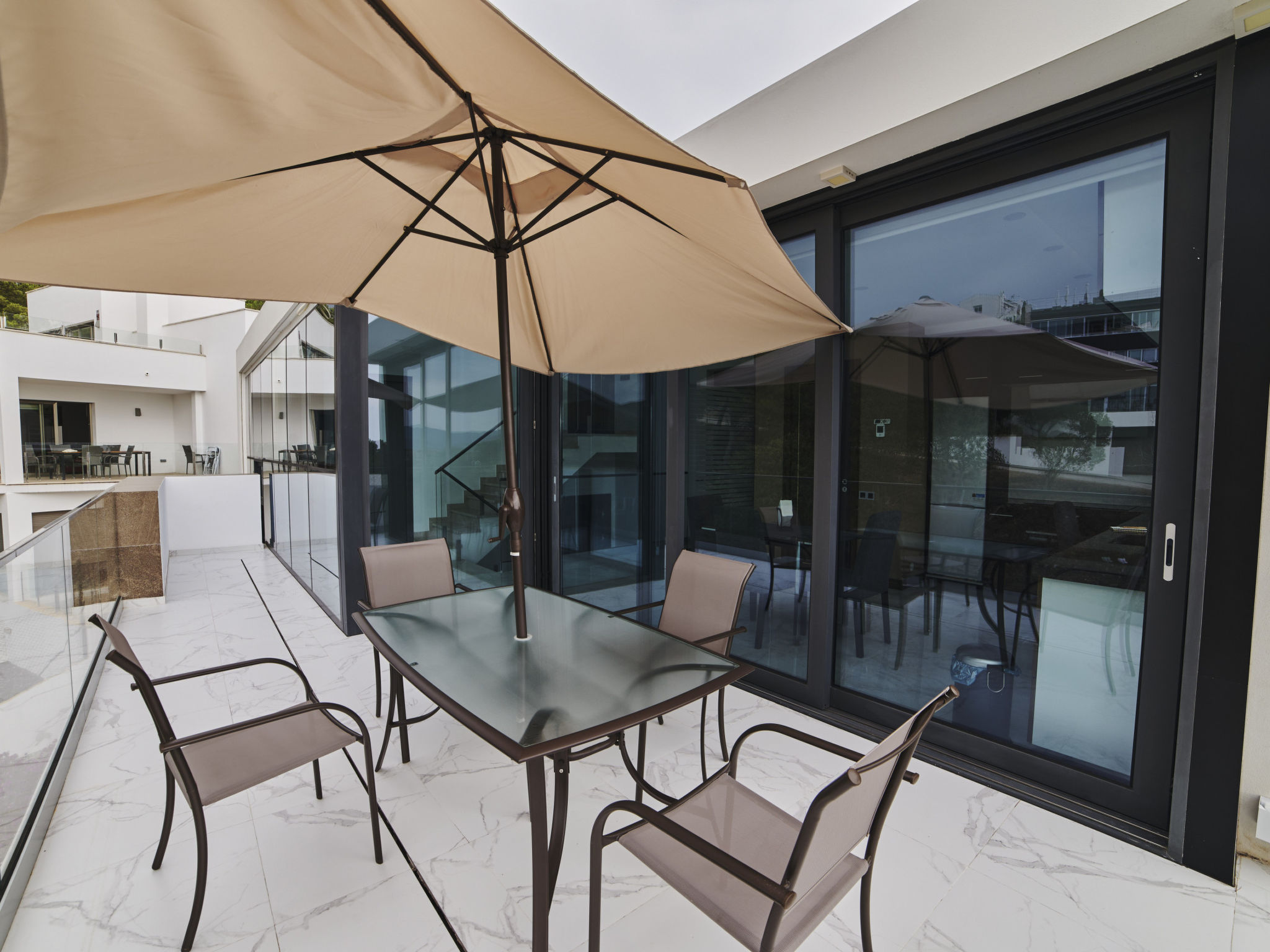 Photo of WELCS VILLA MODERNA 097 EMP con piscina