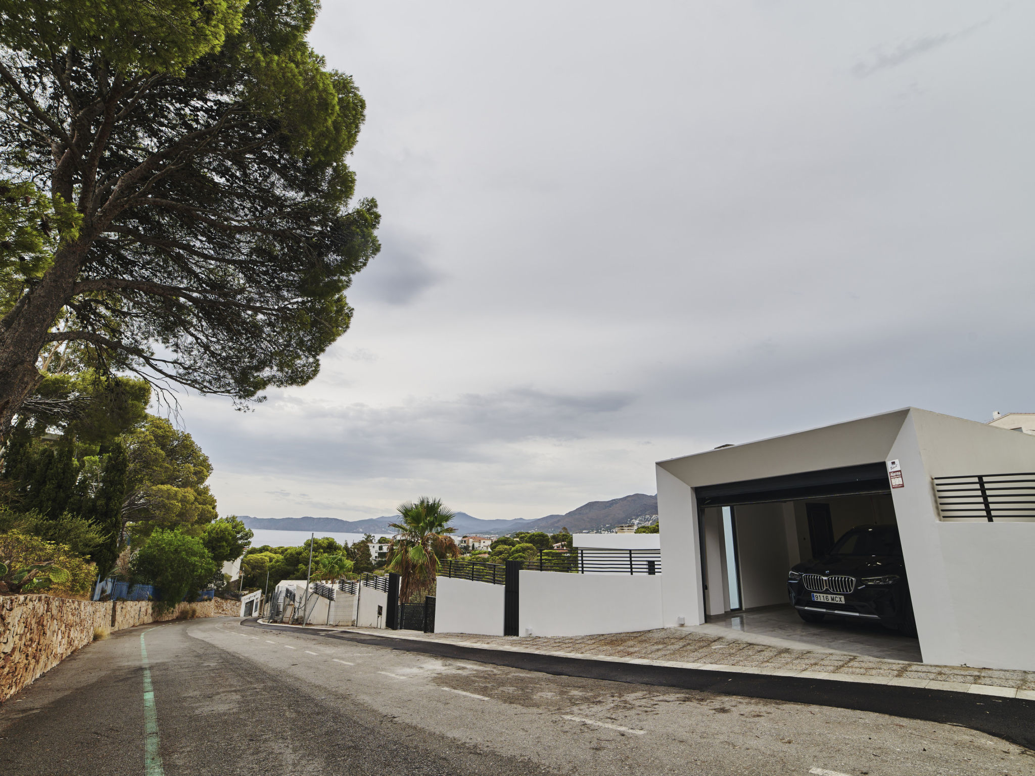 Photo of WELCS VILLA MODERNA 097 EMP con piscina