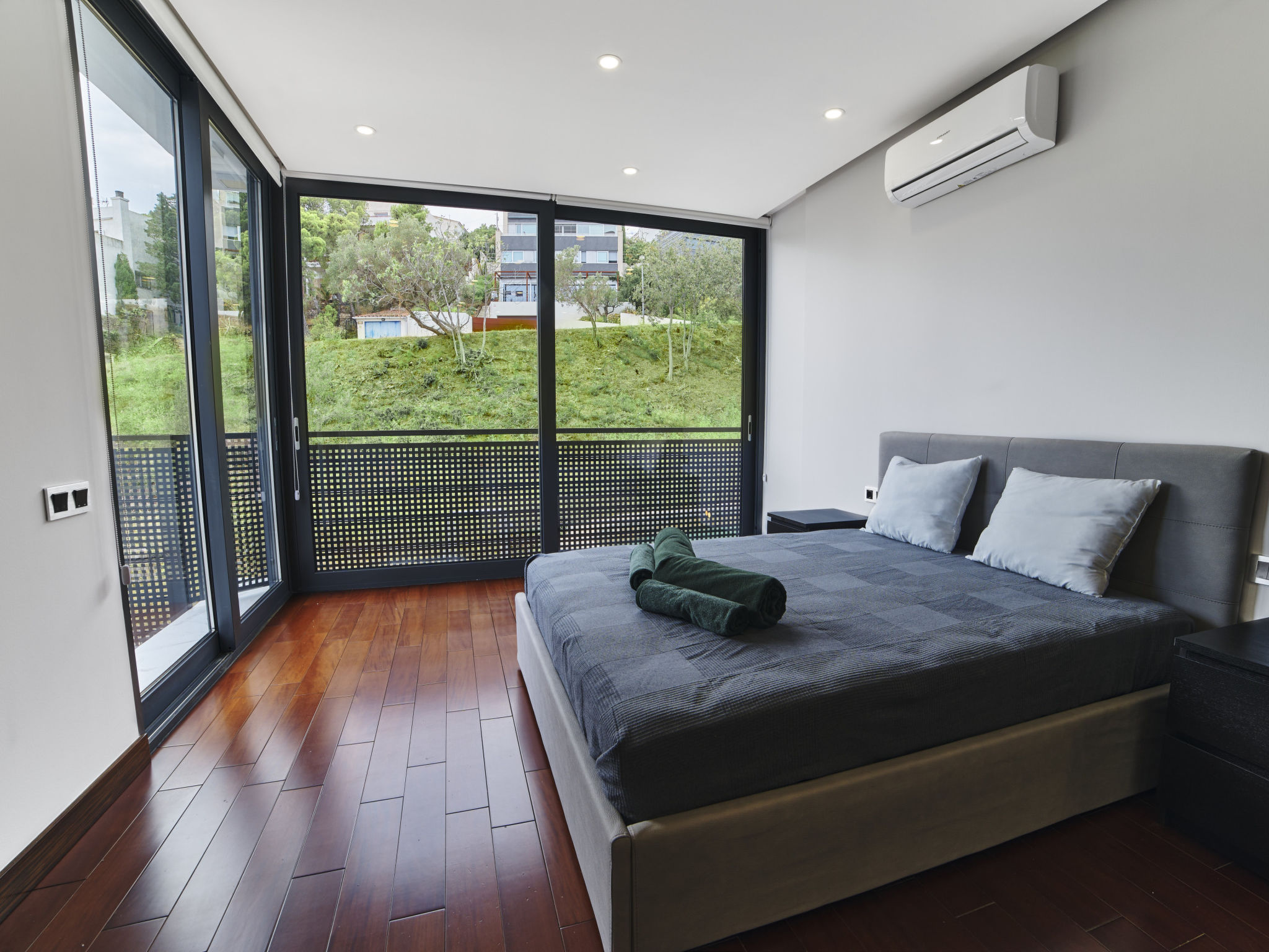 Photo of WELCS VILLA MODERNA 097 EMP con piscina