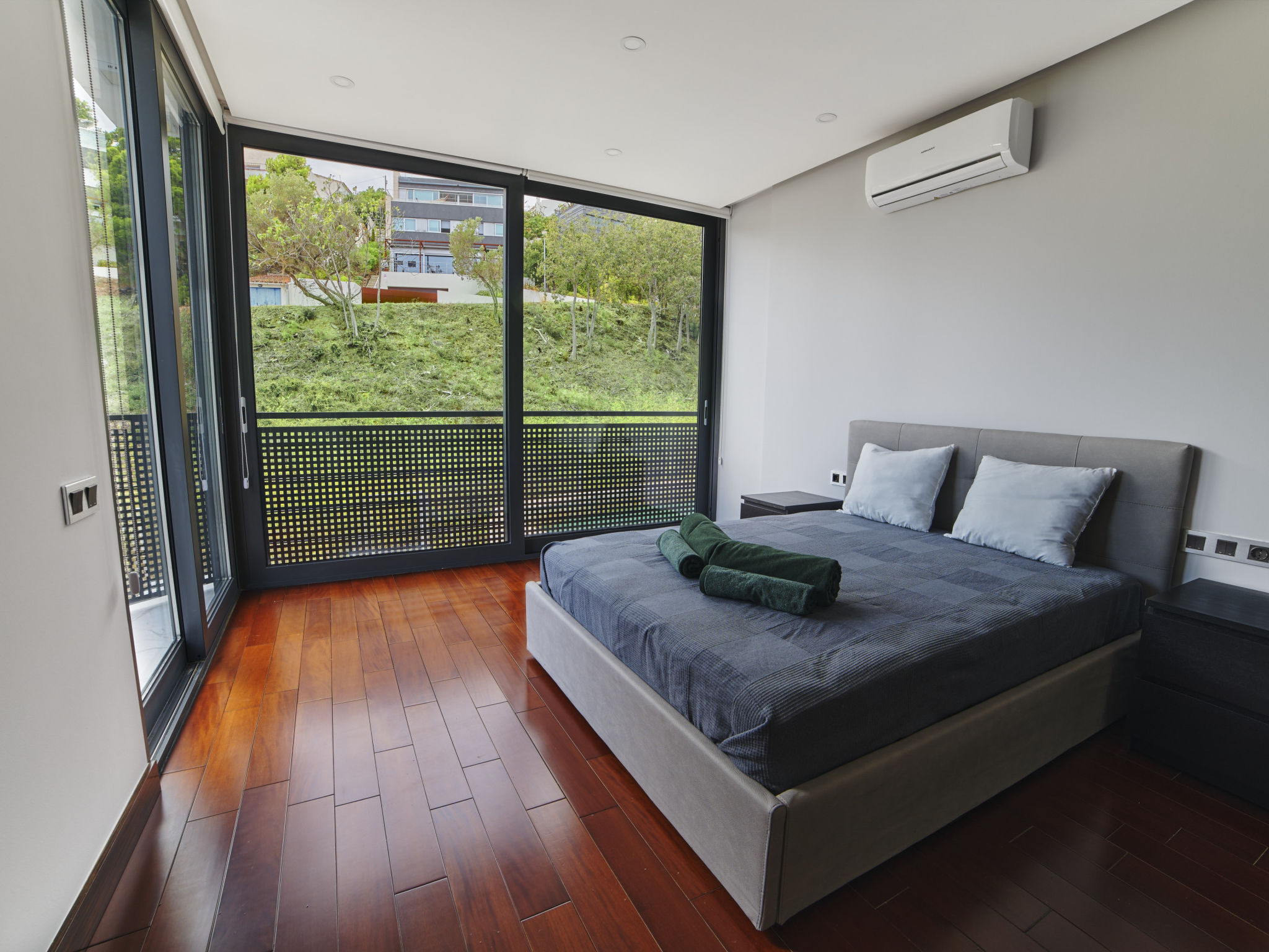 Photo of WELCS VILLA MODERNA 097 EMP con piscina