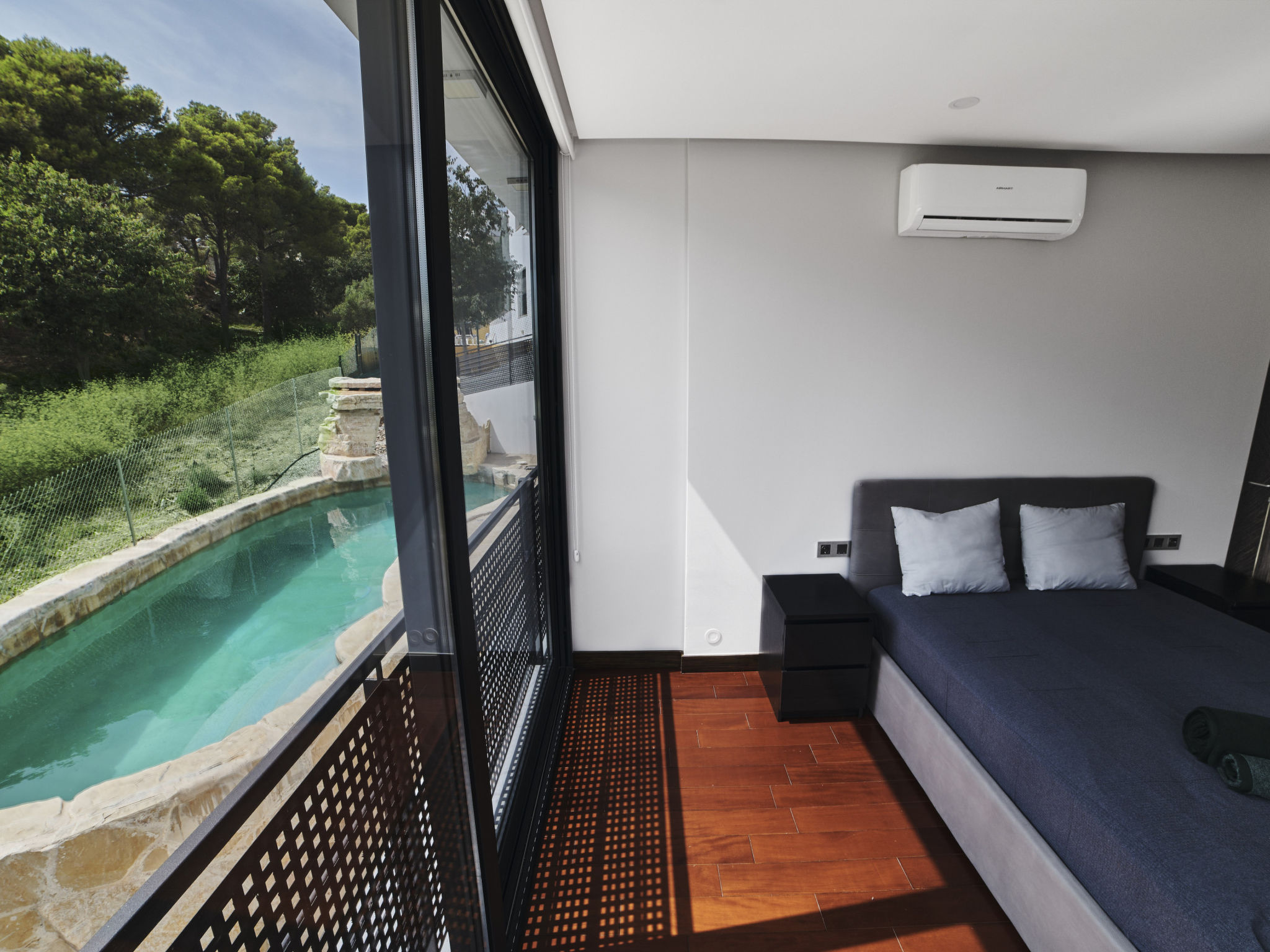 Photo of WELCS VILLA MODERNA 097 EMP con piscina