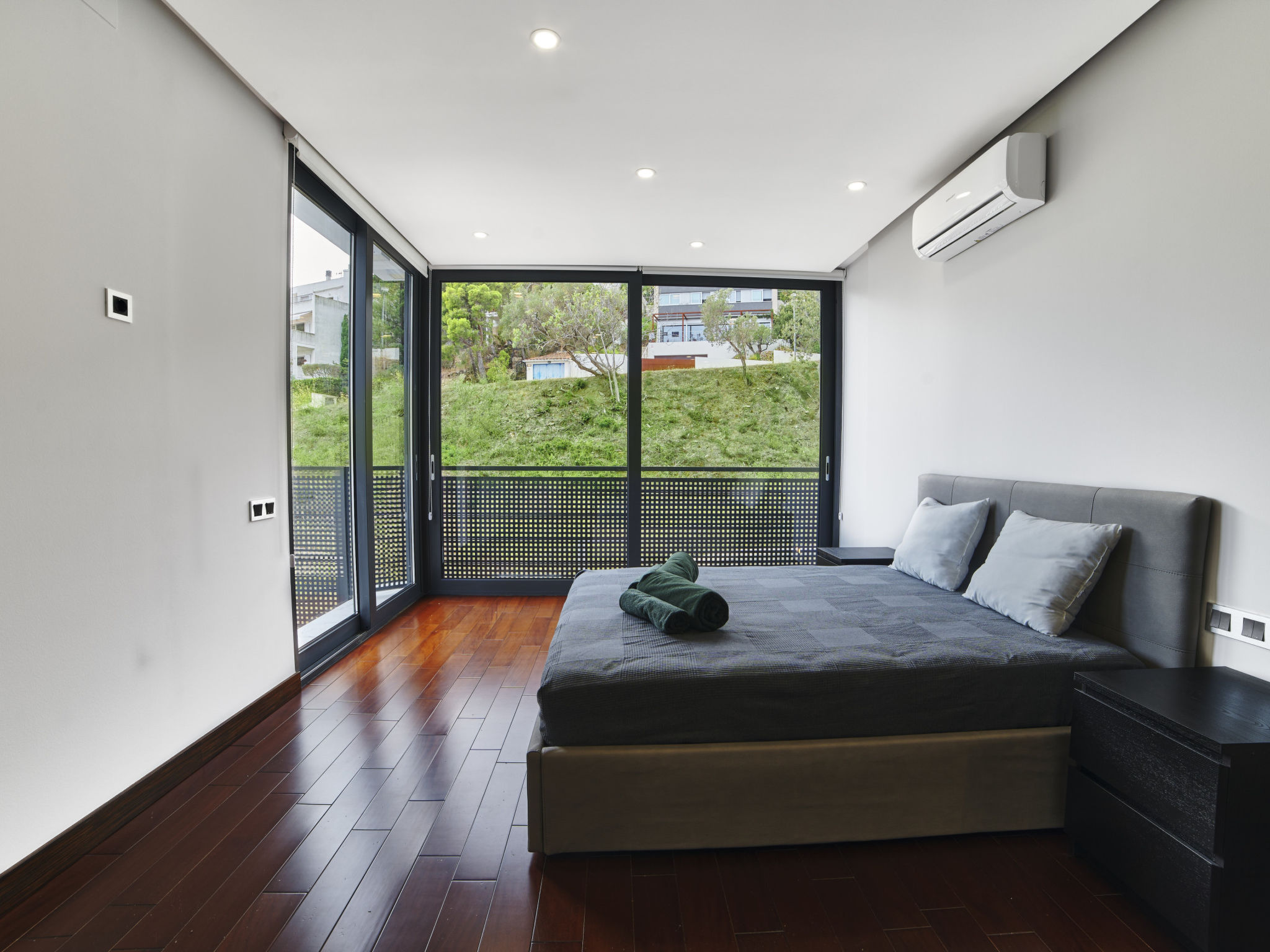 Photo of WELCS VILLA MODERNA 097 EMP con piscina