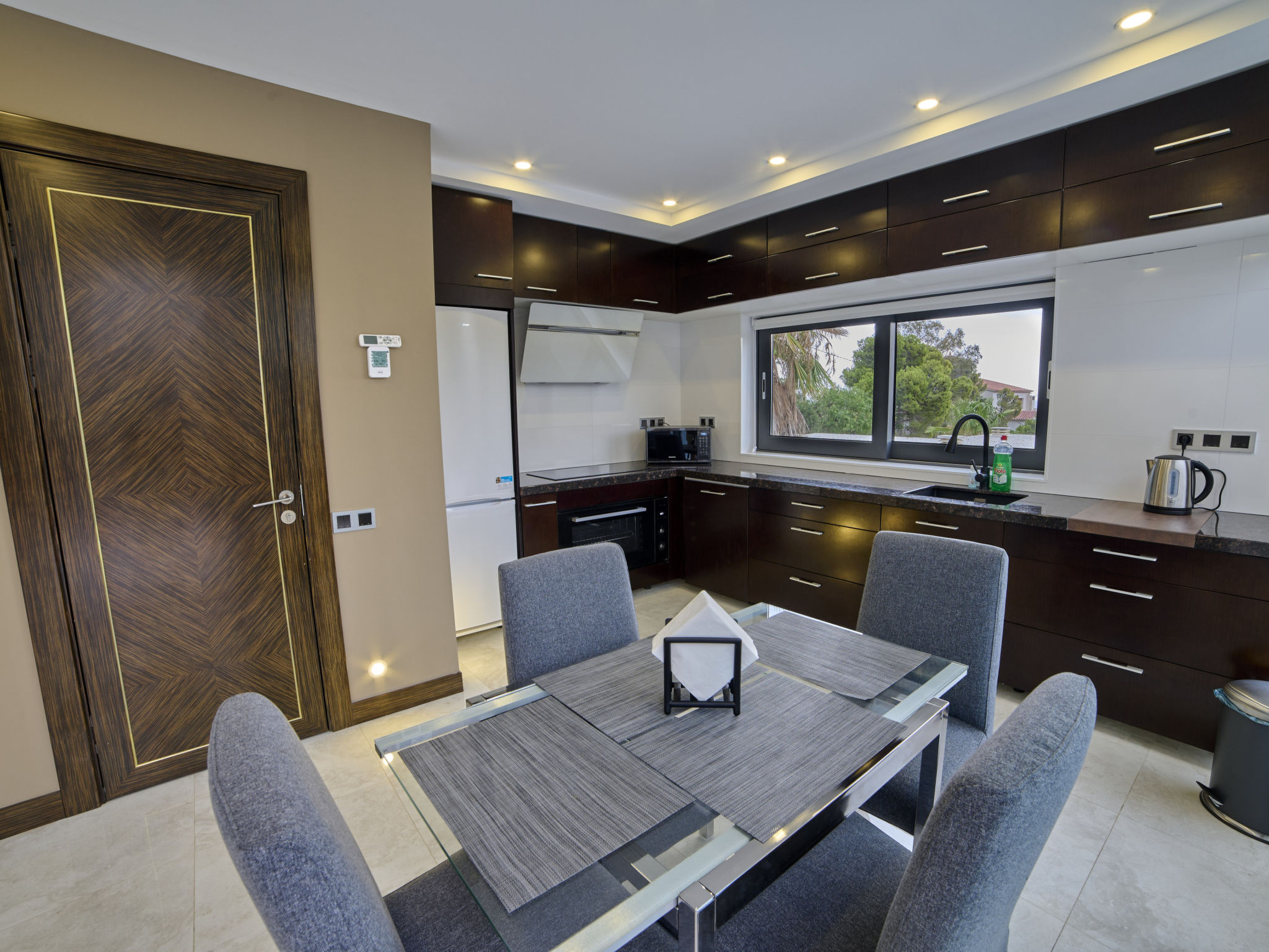 Photo of WELCS VILLA MODERNA 097 EMP con piscina