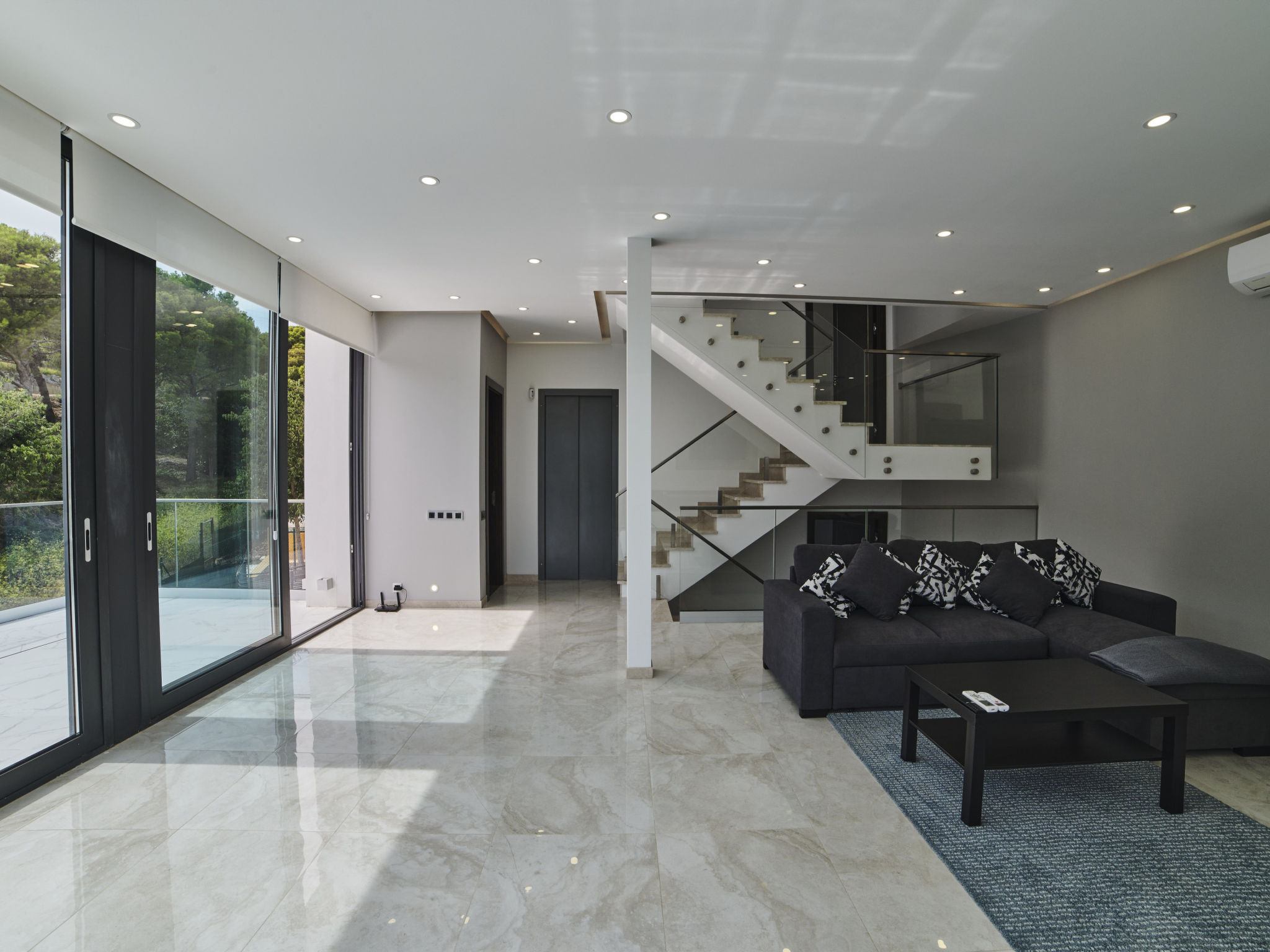 Photo of WELCS VILLA MODERNA 097 EMP con piscina