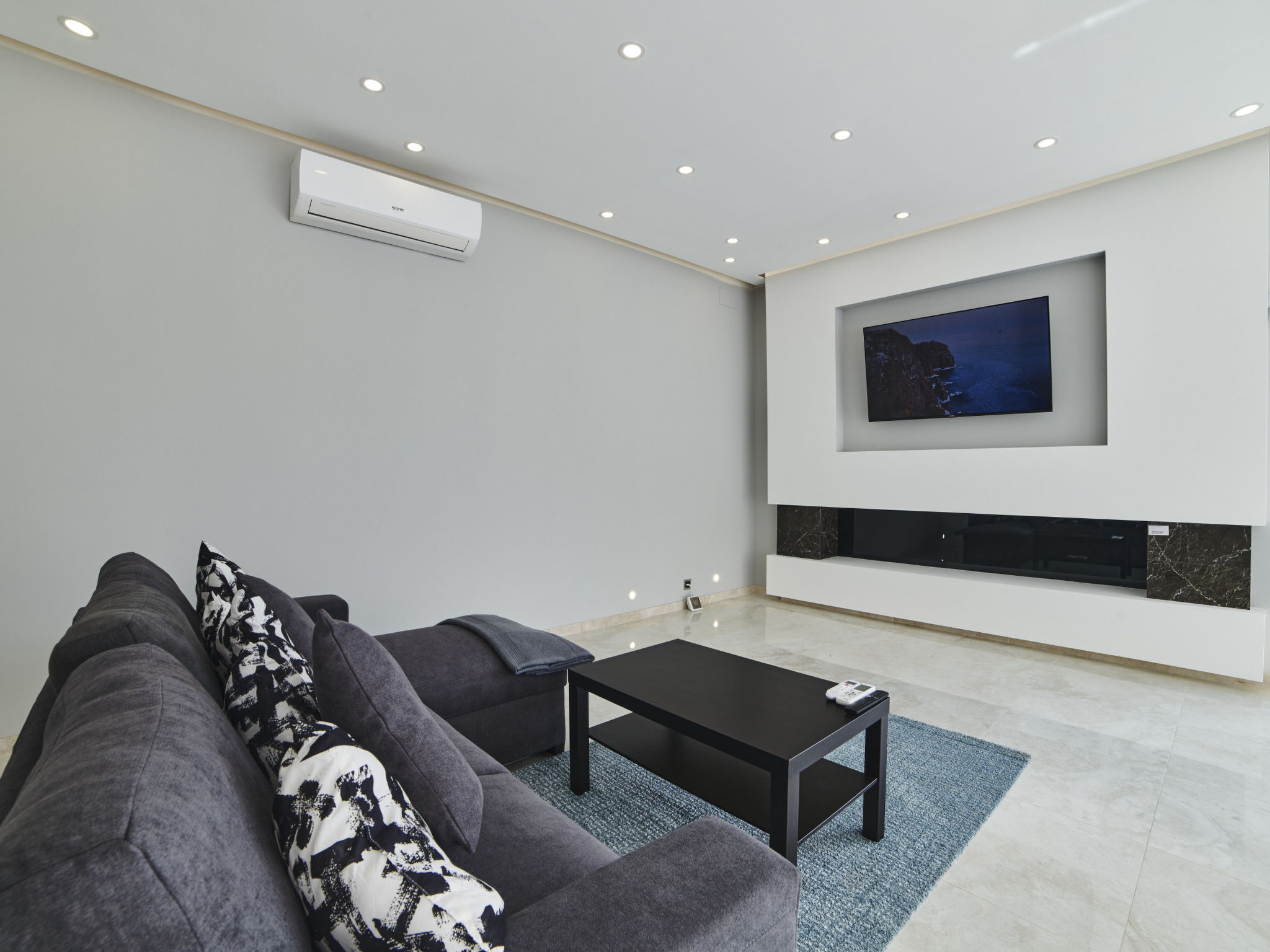 Photo of WELCS VILLA MODERNA 097 EMP con piscina