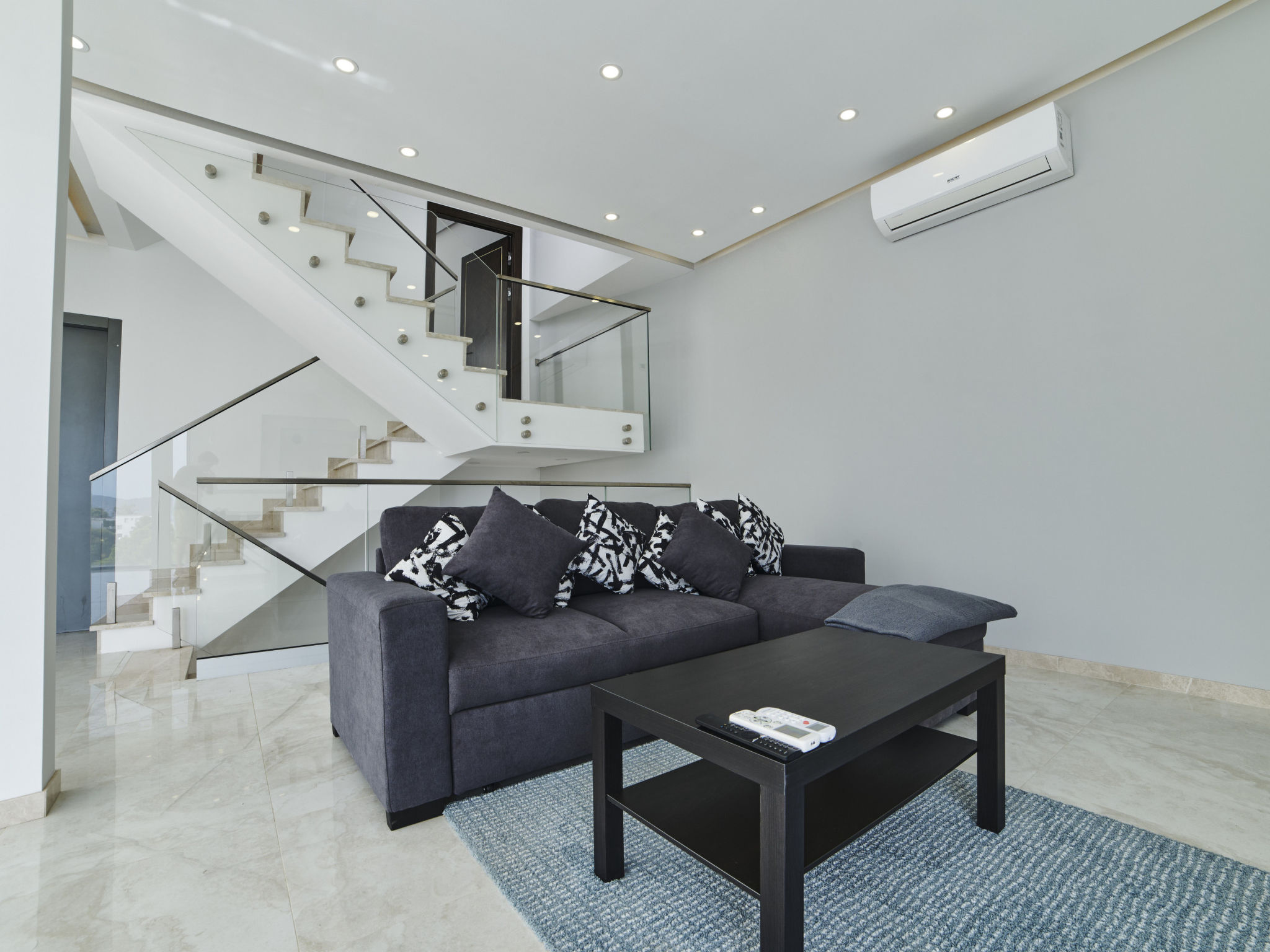 Photo of WELCS VILLA MODERNA 097 EMP con piscina