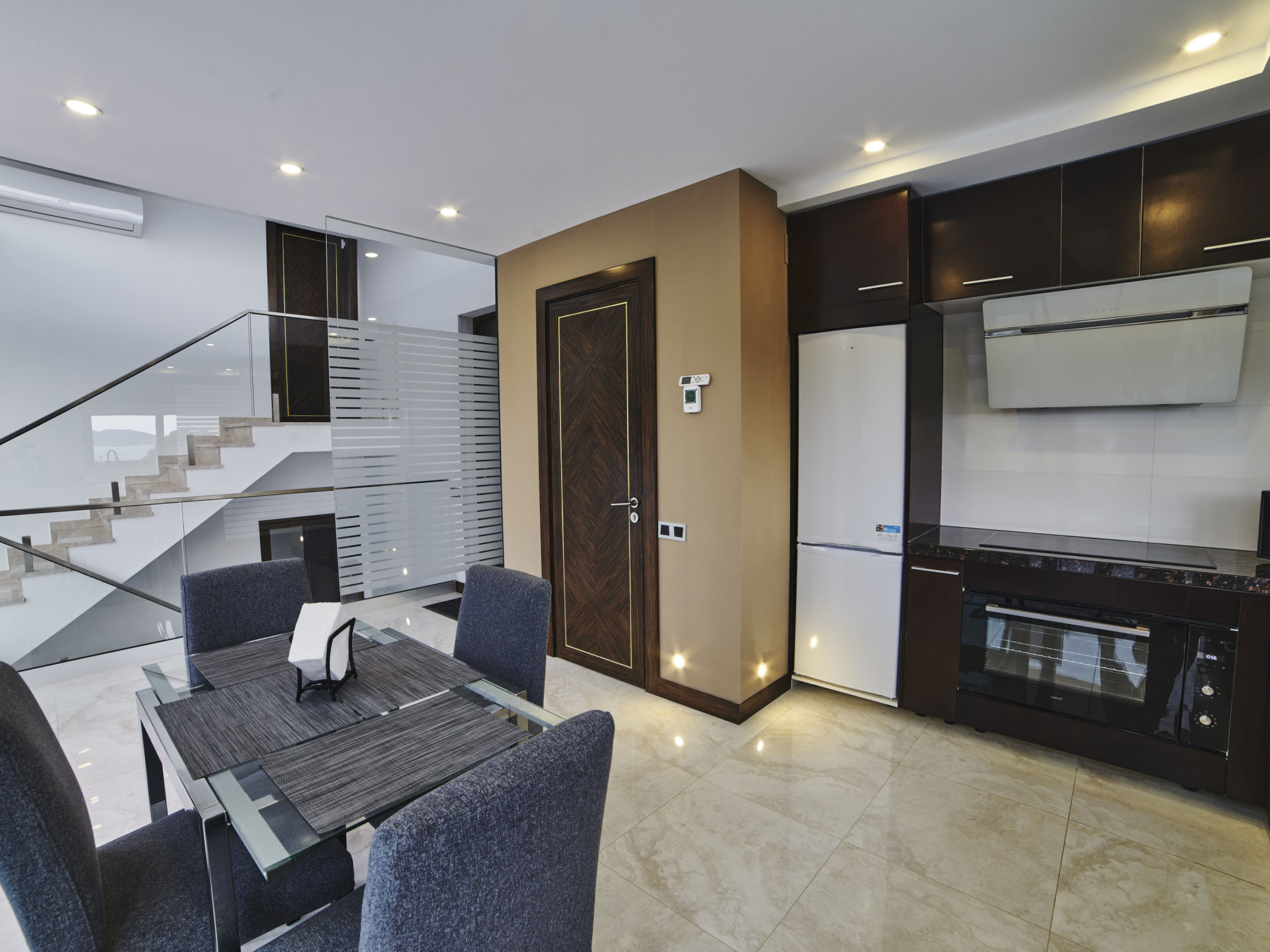 Photo of WELCS VILLA MODERNA 097 EMP con piscina