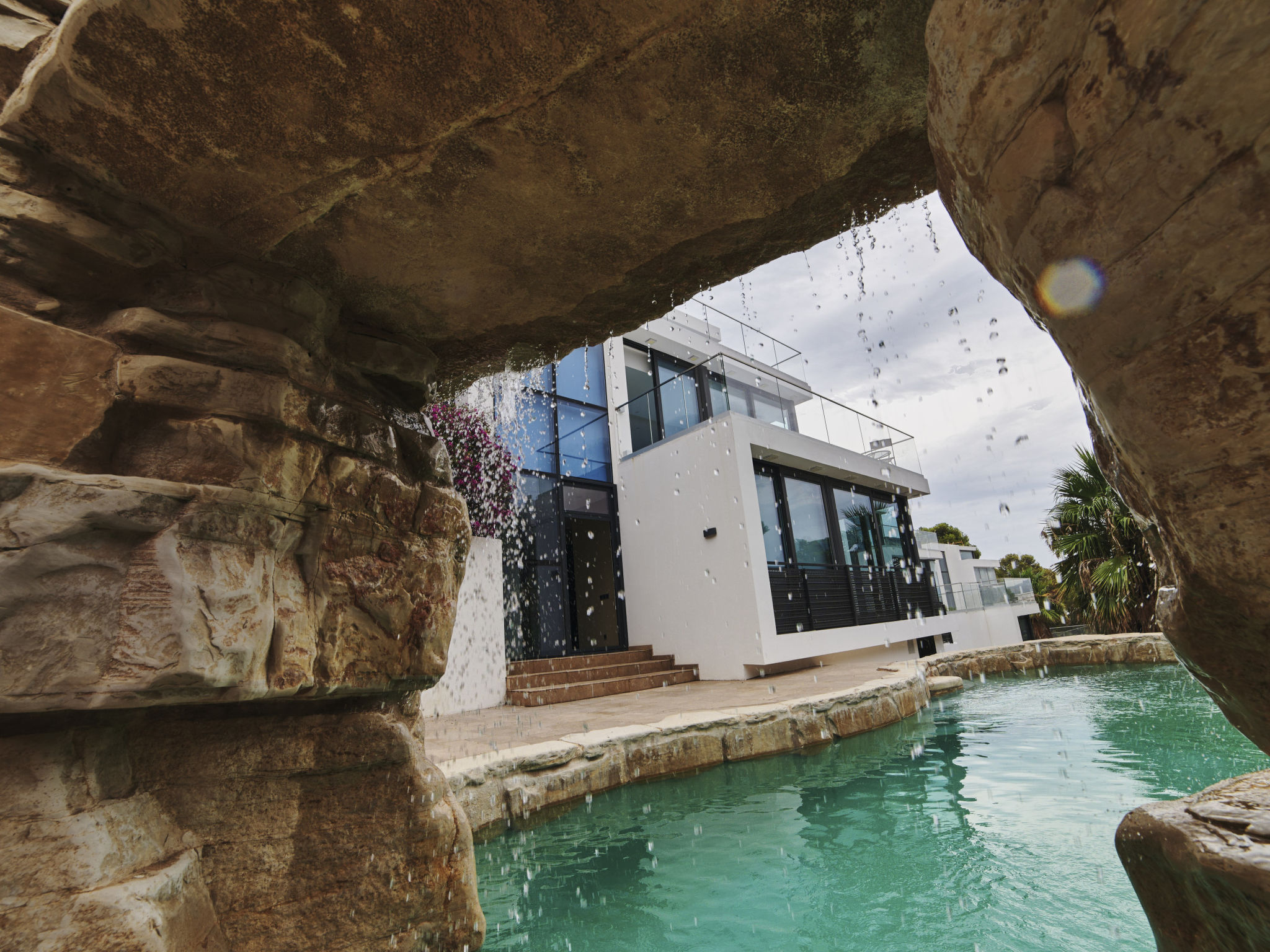 Photo of WELCS VILLA MODERNA 097 EMP con piscina