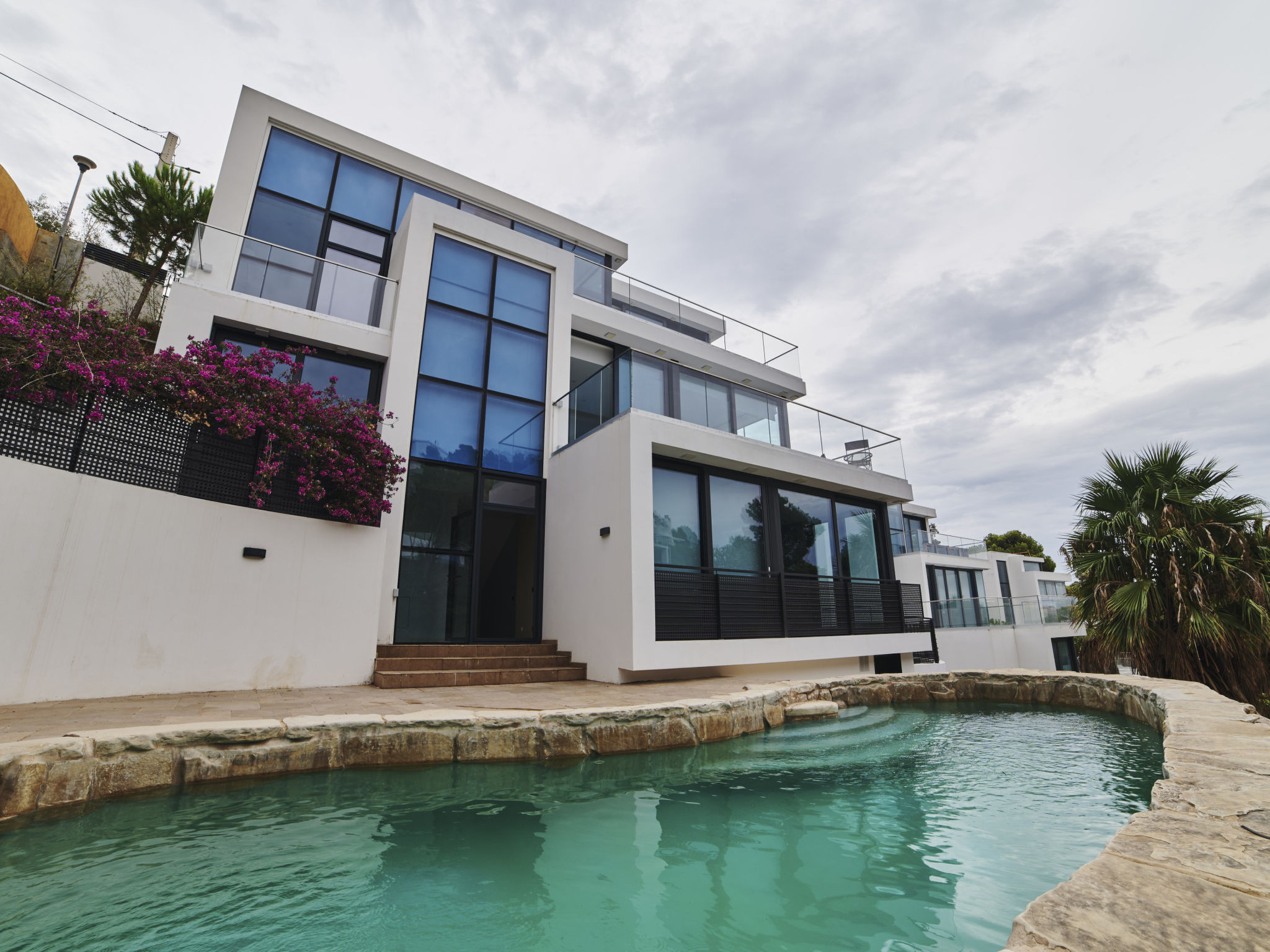 Photo of WELCS VILLA MODERNA 097 EMP con piscina