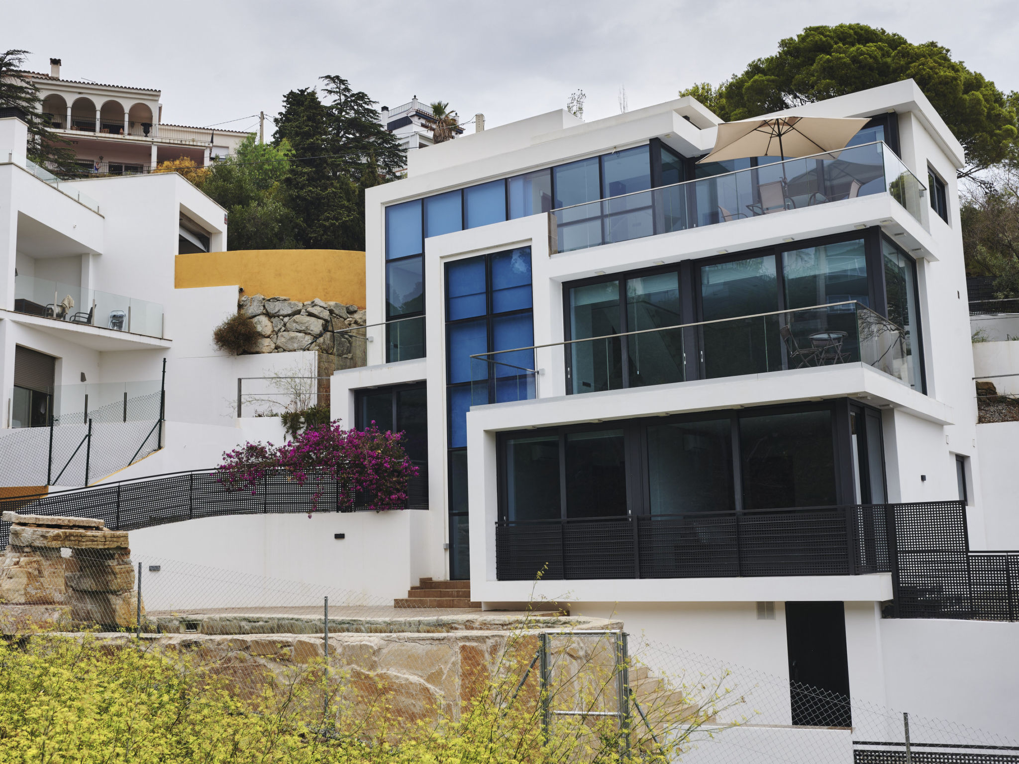 Photo of WELCS VILLA MODERNA 097 EMP con piscina