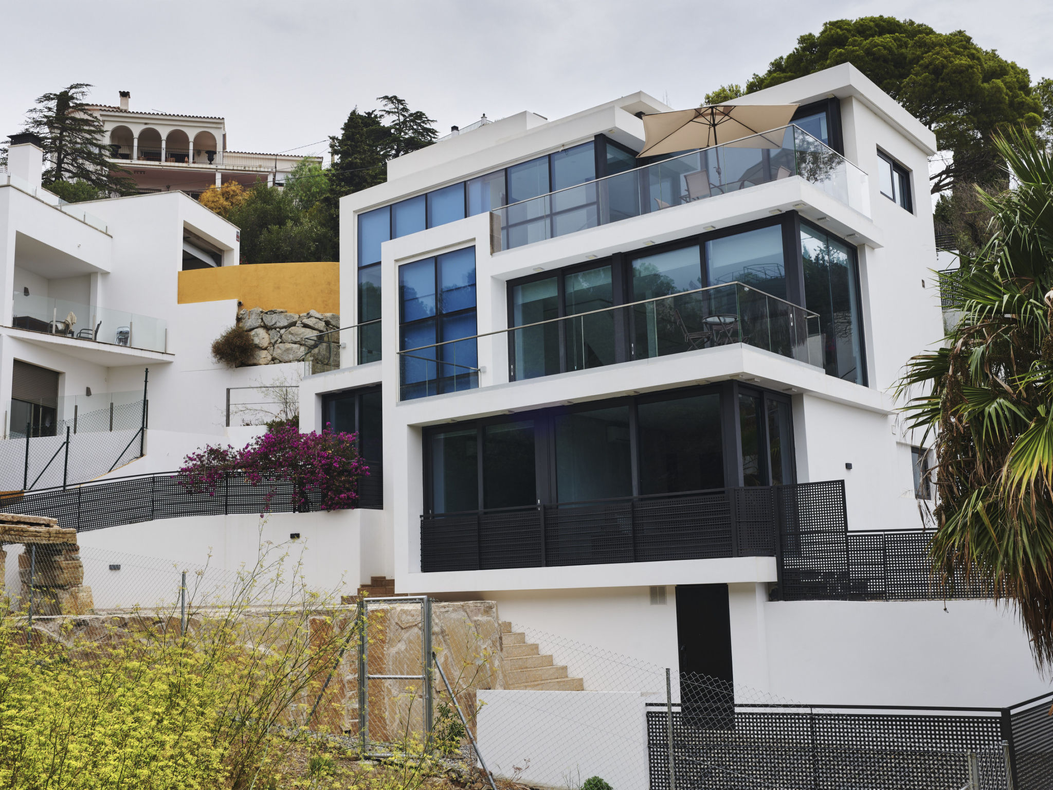 Photo of WELCS VILLA MODERNA 097 EMP con piscina