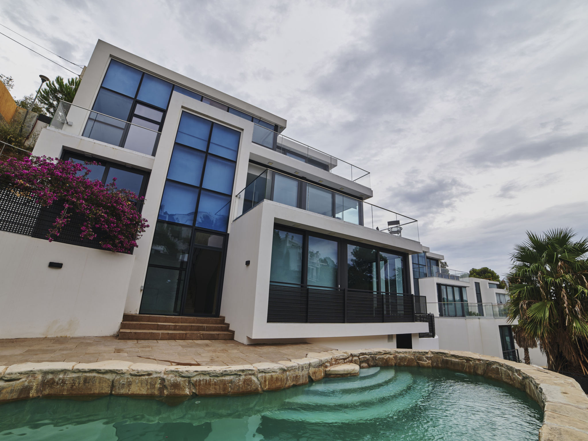 Photo of WELCS VILLA MODERNA 097 EMP con piscina