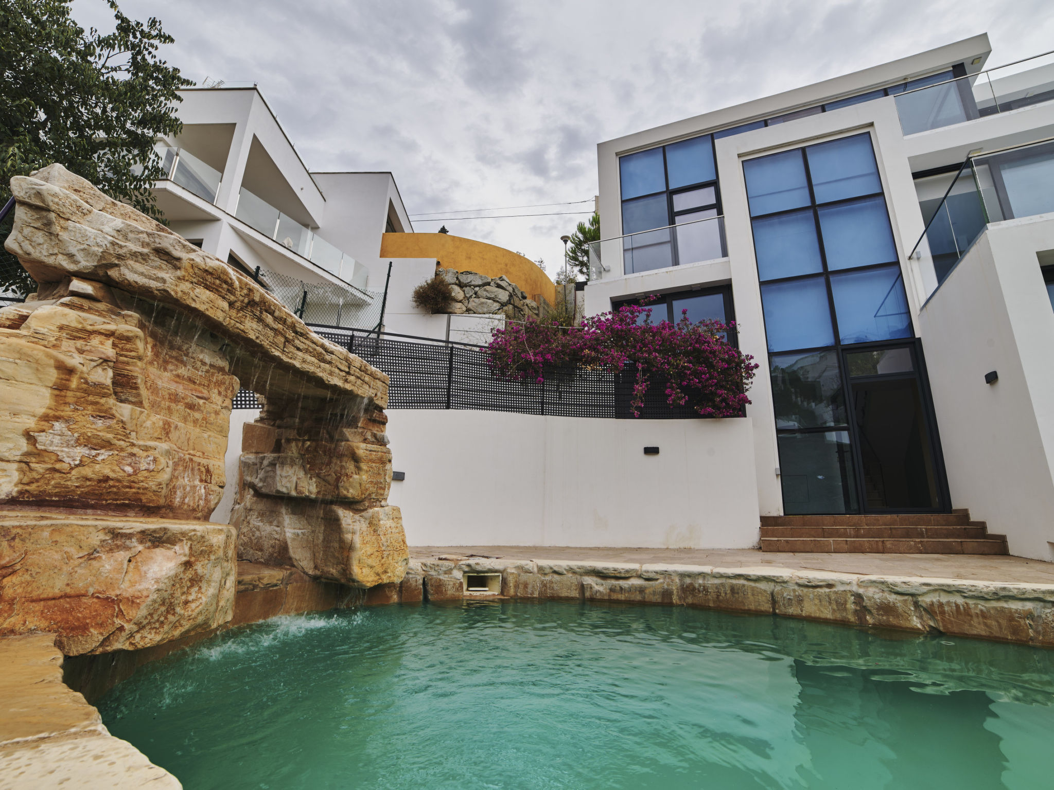 Photo of WELCS VILLA MODERNA 097 EMP con piscina