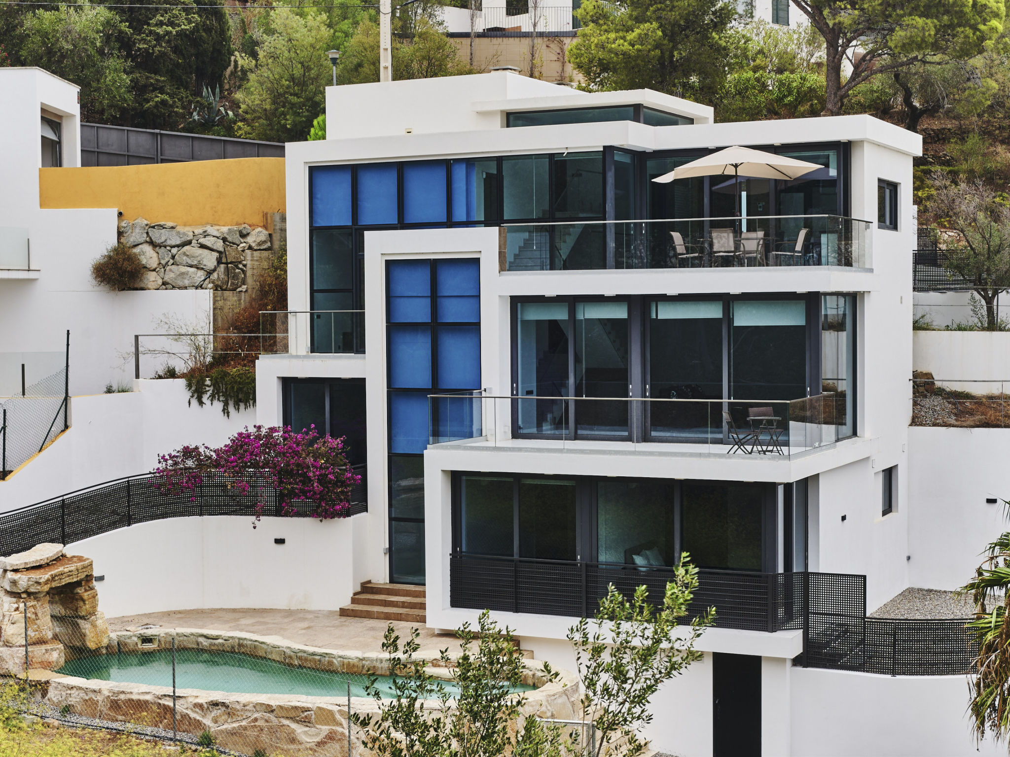 Photo of WELCS VILLA MODERNA 097 EMP con piscina