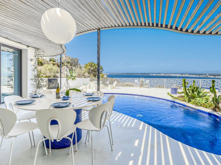 5-Zimmer-Villa 280 m2 auf 2 Stockwerken, Südwestlage. Geräumig, vollständig renoviert, sehr modern und stilvoll eingerichtet: Obergeschoss: 1 Zimmer mit 1 franz. Bett (160 cm, Länge 200 cm), Dusch..