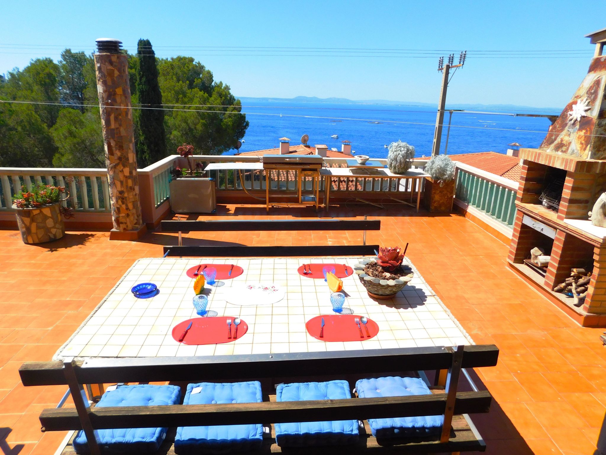 Wunderschönes Ferienhaus in Roses mit Großer Terrasse