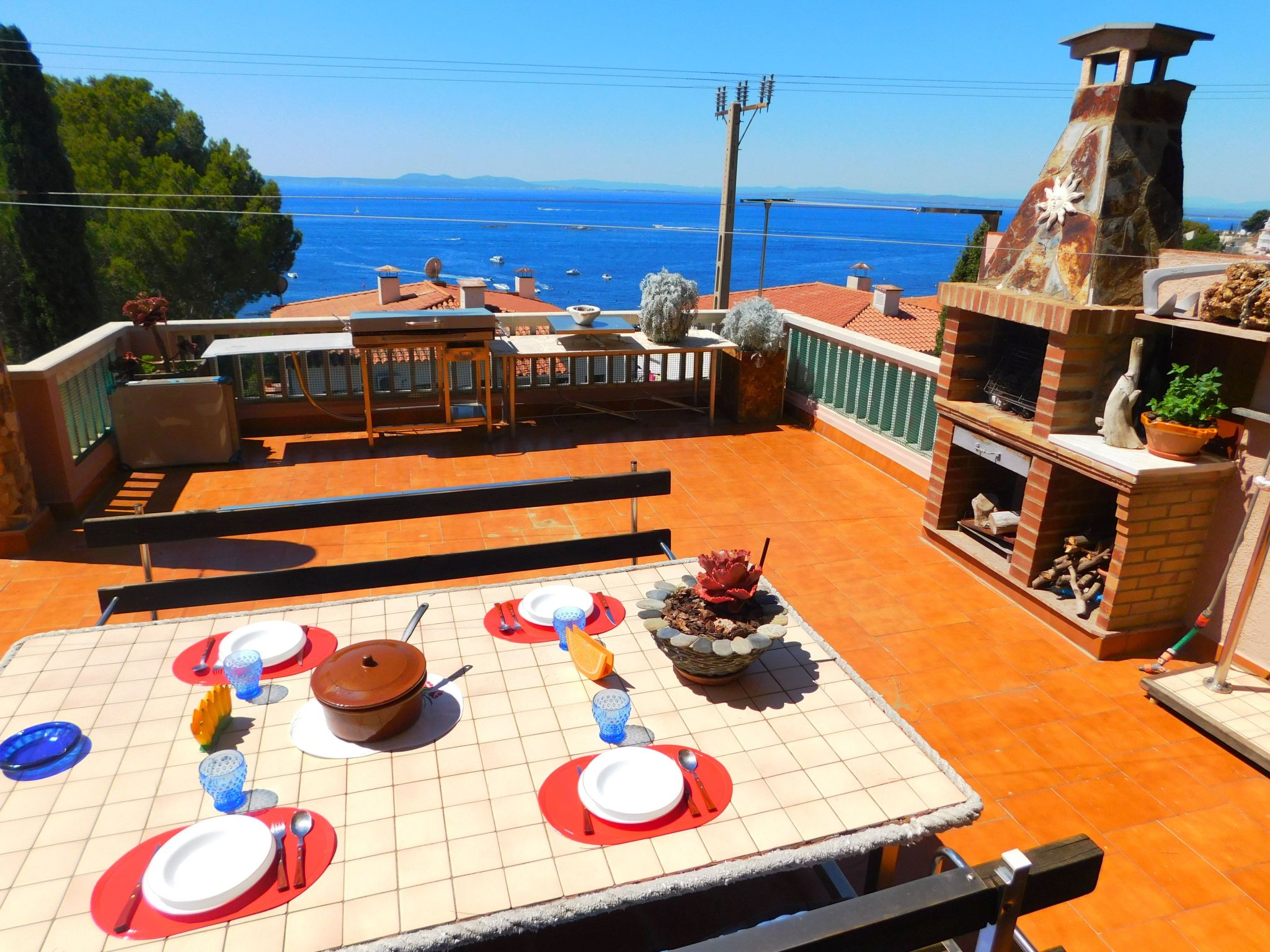 Wunderschönes Ferienhaus in Roses mit Großer Terrasse-Dehors