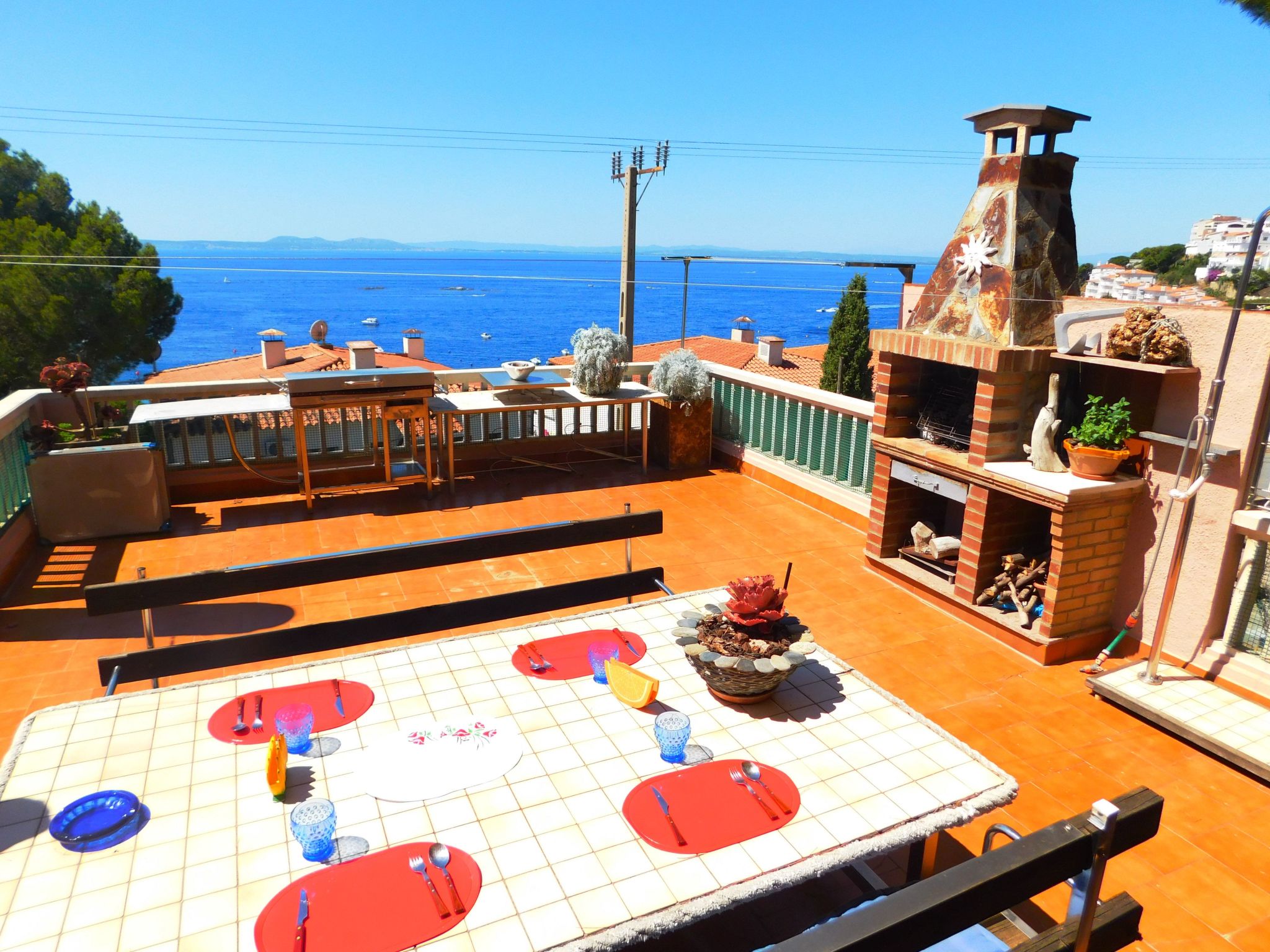 Wunderschönes Ferienhaus in Roses mit Großer Terrasse-Dehors